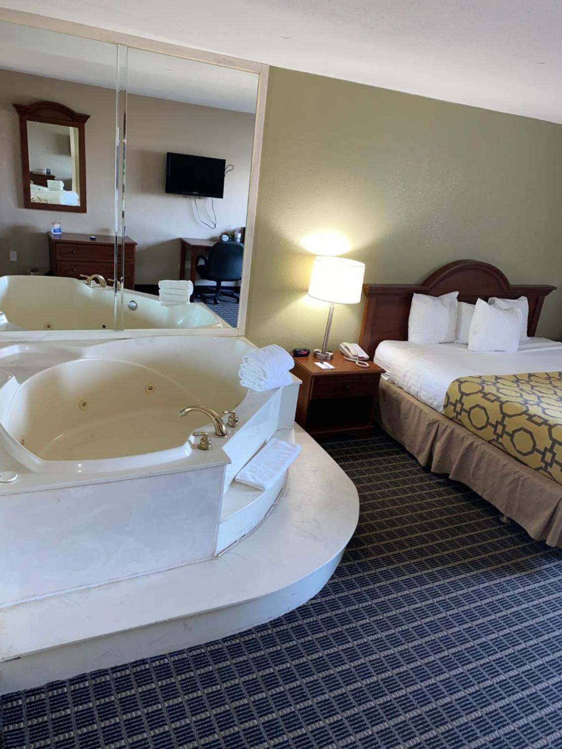 Baymont by Wyndham Kokomo photo 20