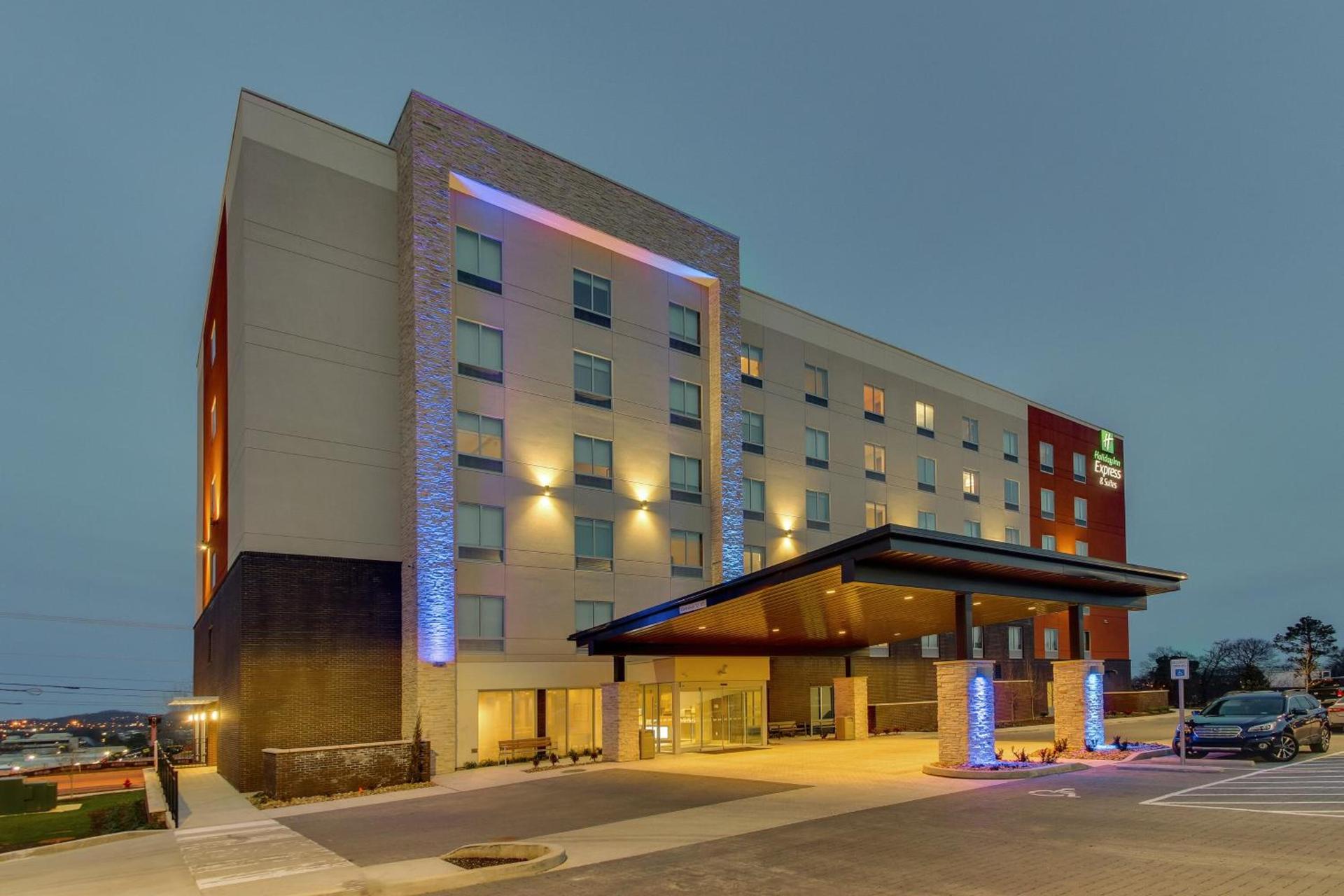 Holiday Inn Express & Suites - Nashville MetroCenter Downtown by IHG photo 1