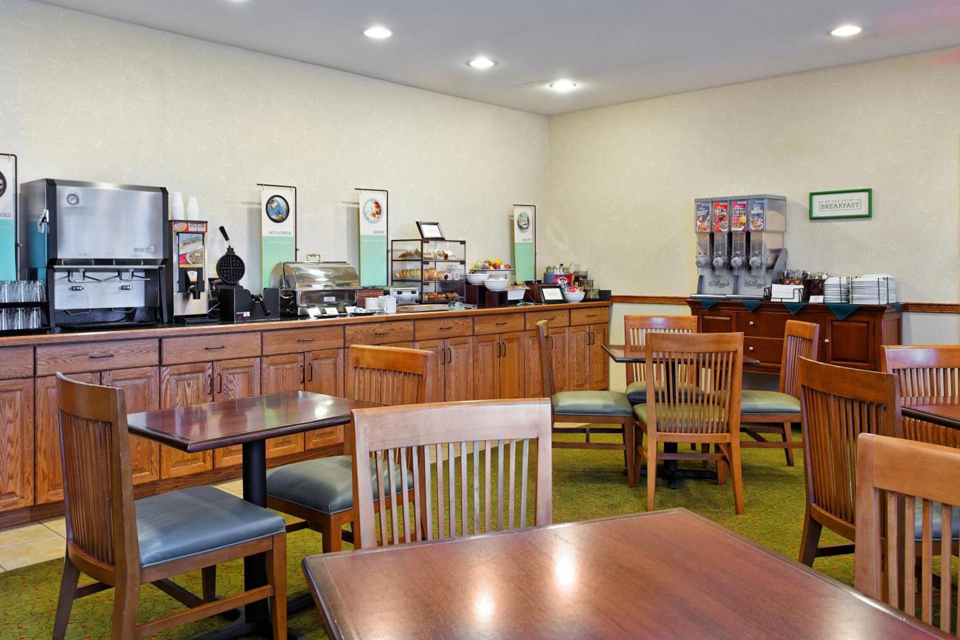Country Inn & Suites by Radisson, Peoria North, IL photo 36