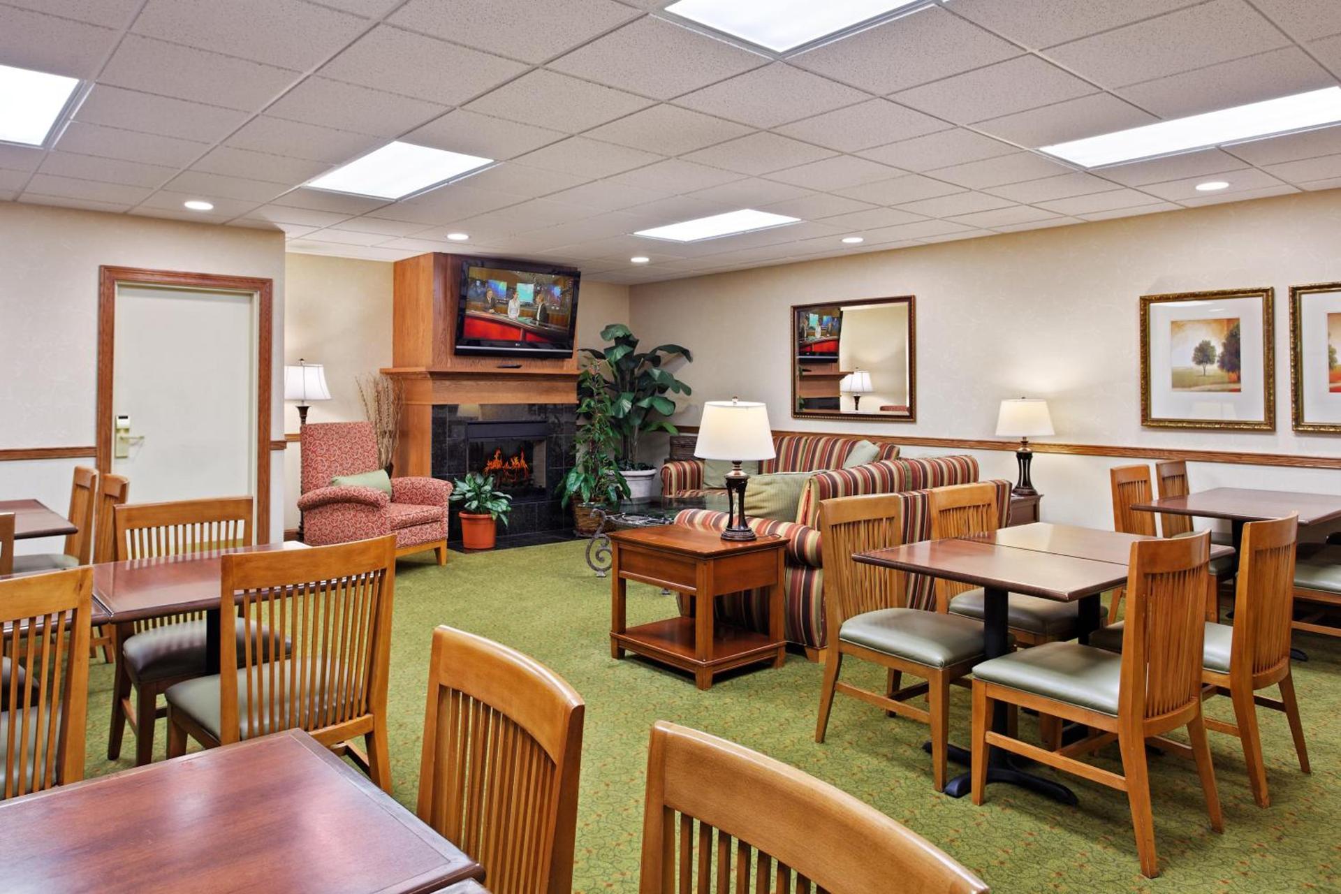 Country Inn & Suites by Radisson, Peoria North, IL photo 35