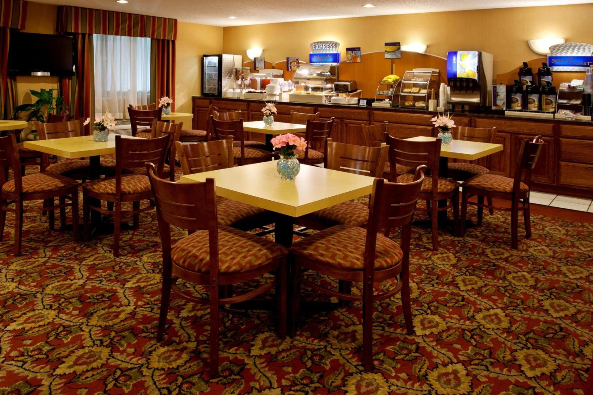 Holiday Inn Express Mt. Vernon by IHG photo 87