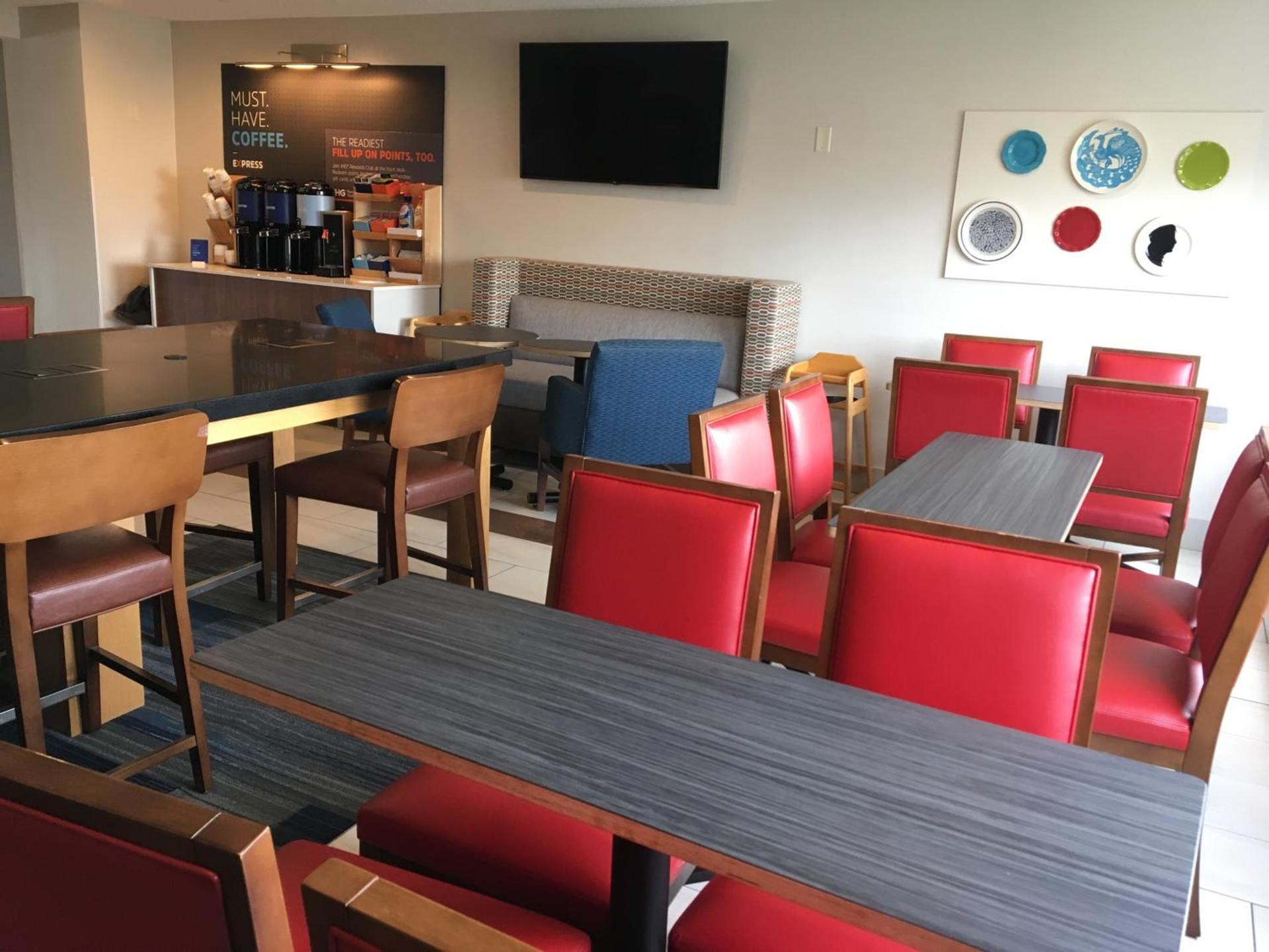 Holiday Inn Express Mt. Vernon by IHG photo 94
