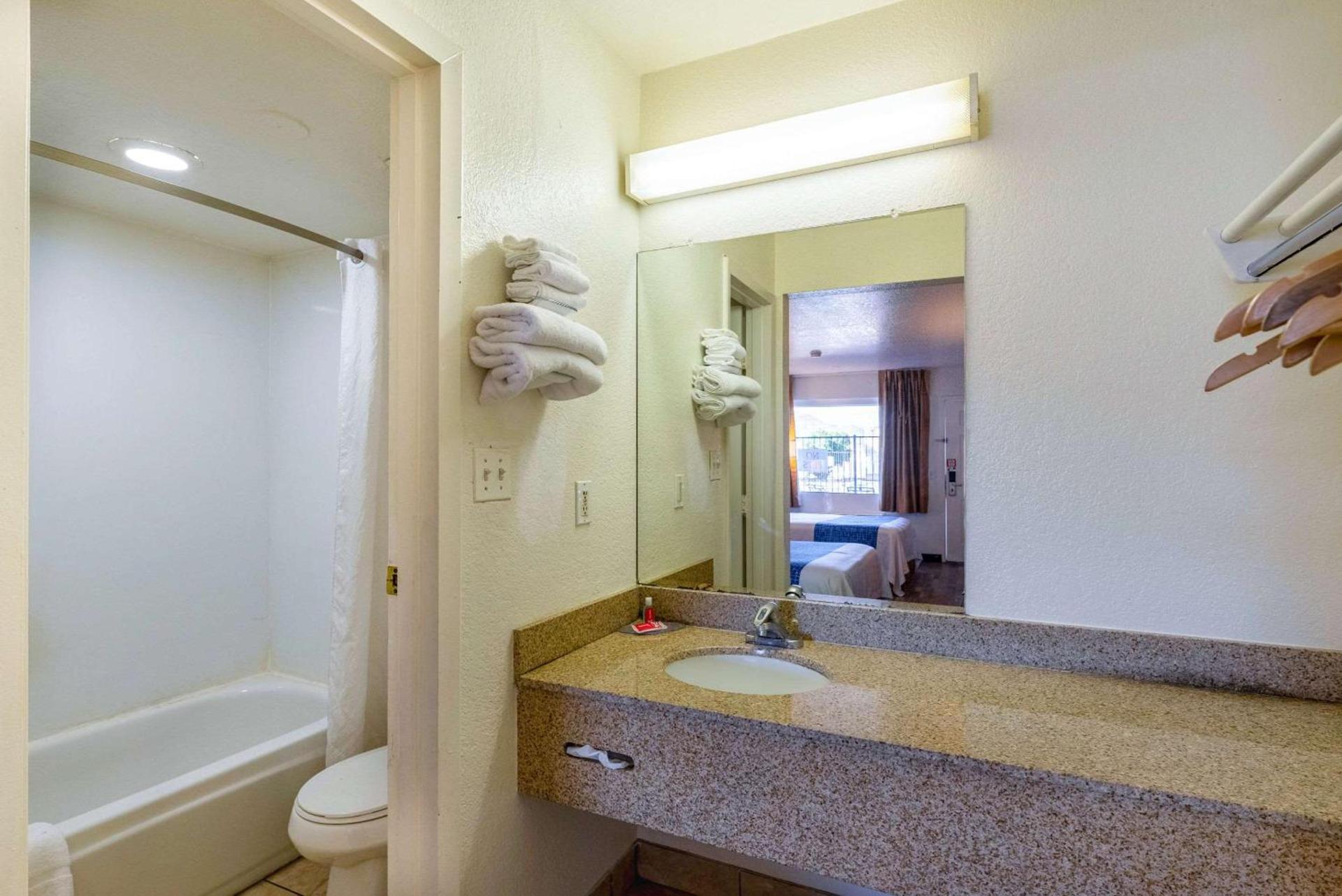 Econo Lodge Phoenix North I-17 photo 13