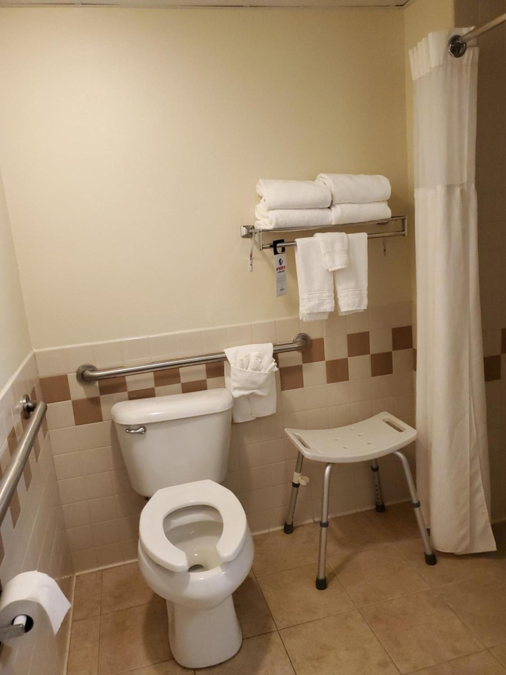 AmericInn by Wyndham Thief River Falls photo 6