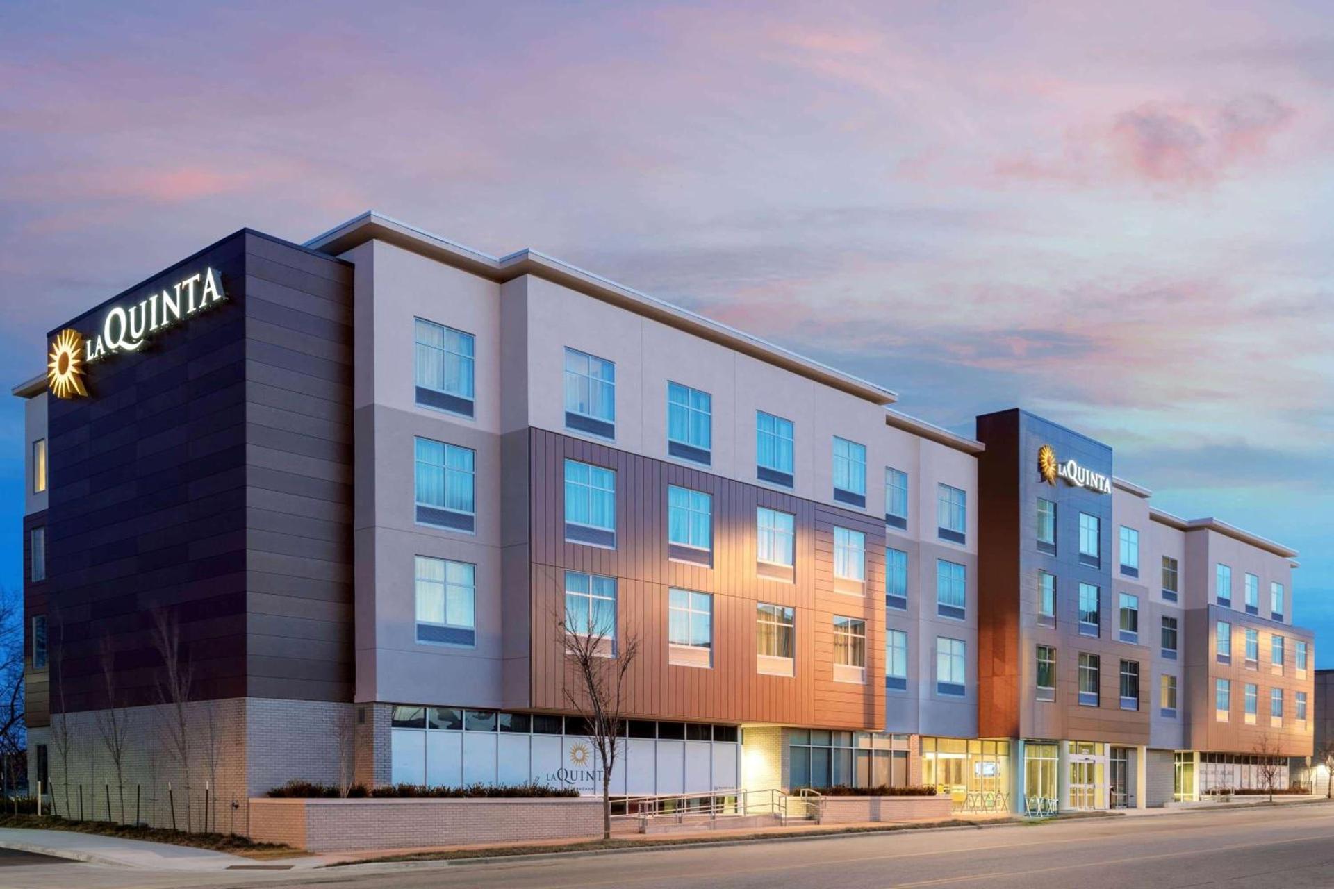 La Quinta Inn & Suites by Wyndham Kansas City Beacon Hill — hotel in Kansas City