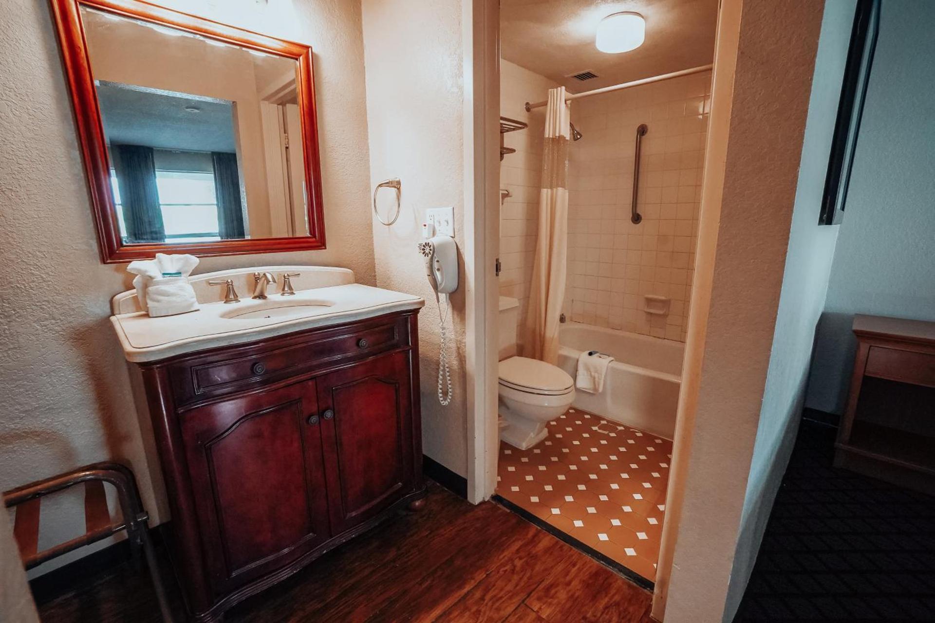 Lamplighter Inn and Suites - North photo 25