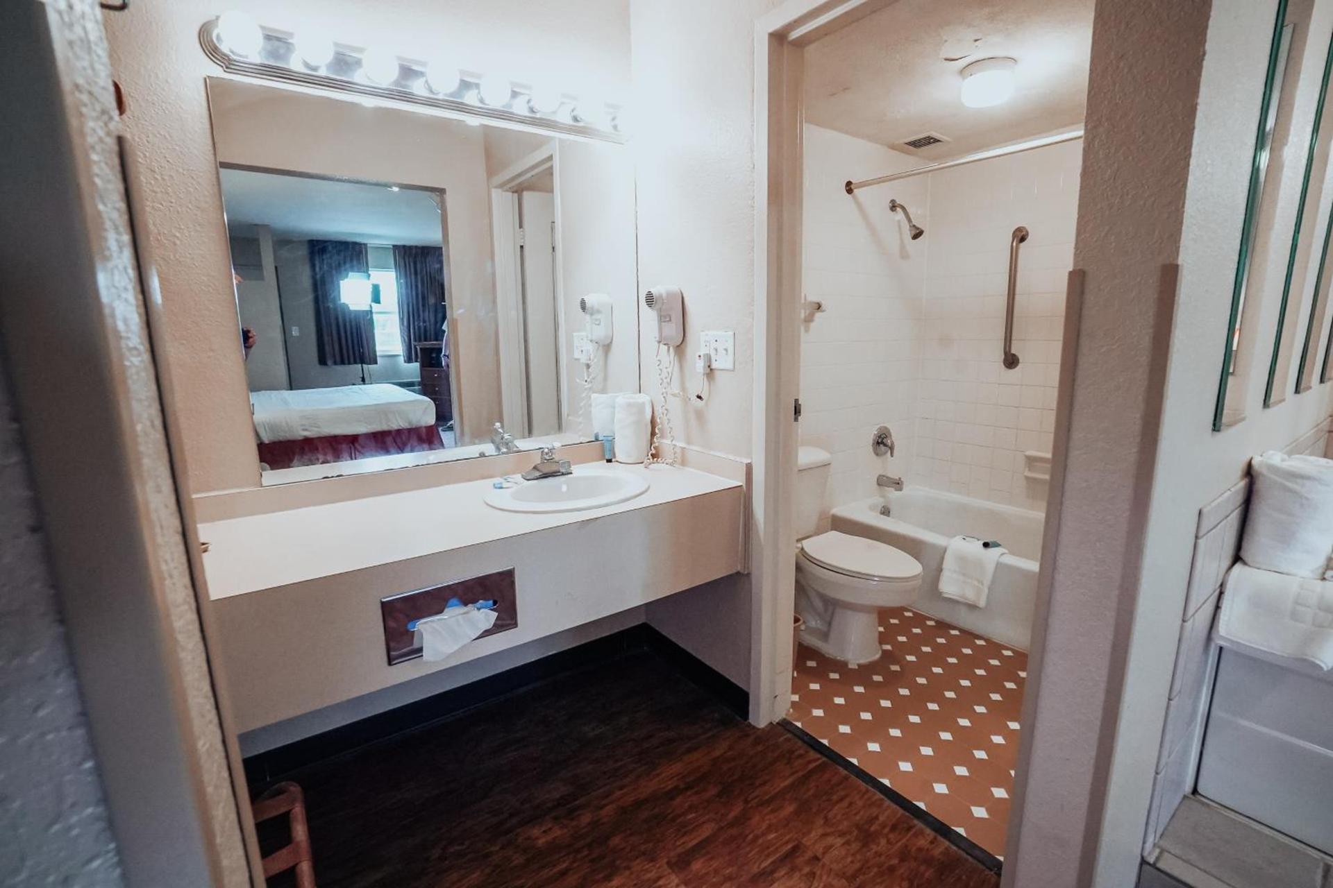 Lamplighter Inn and Suites - North photo 46