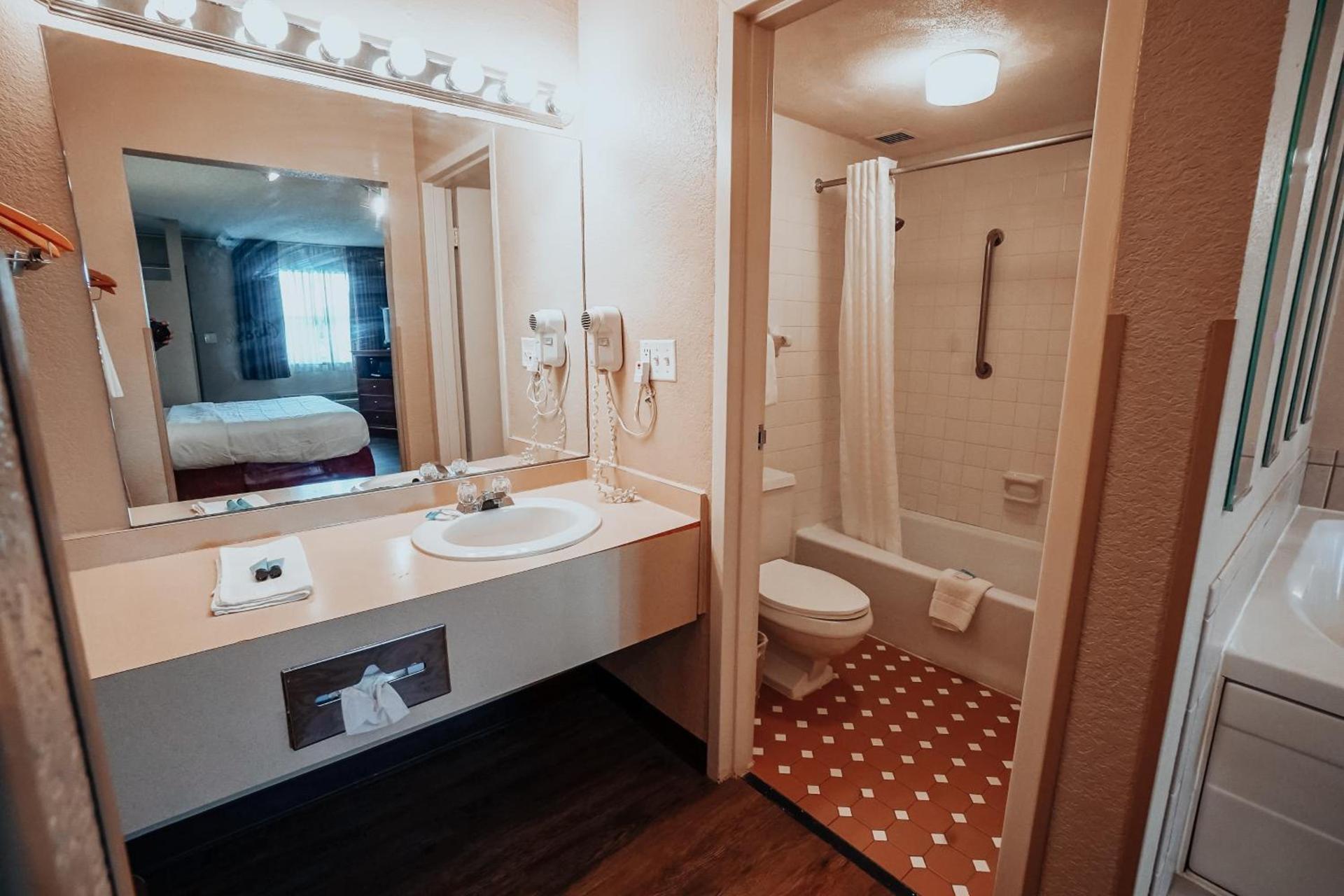 Lamplighter Inn and Suites - North photo 40