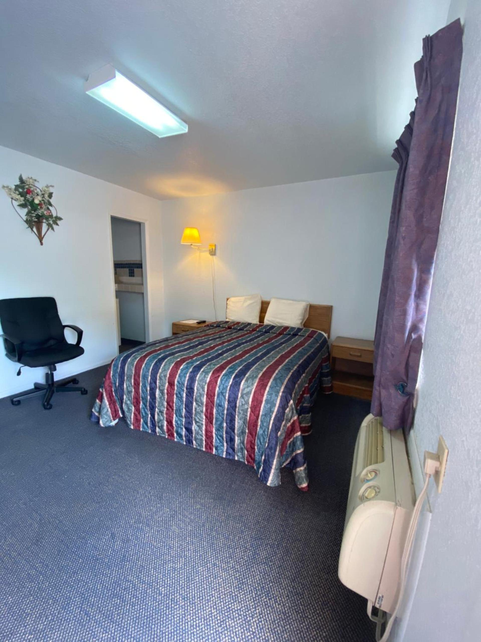 Regency Inn Comanche photo 28