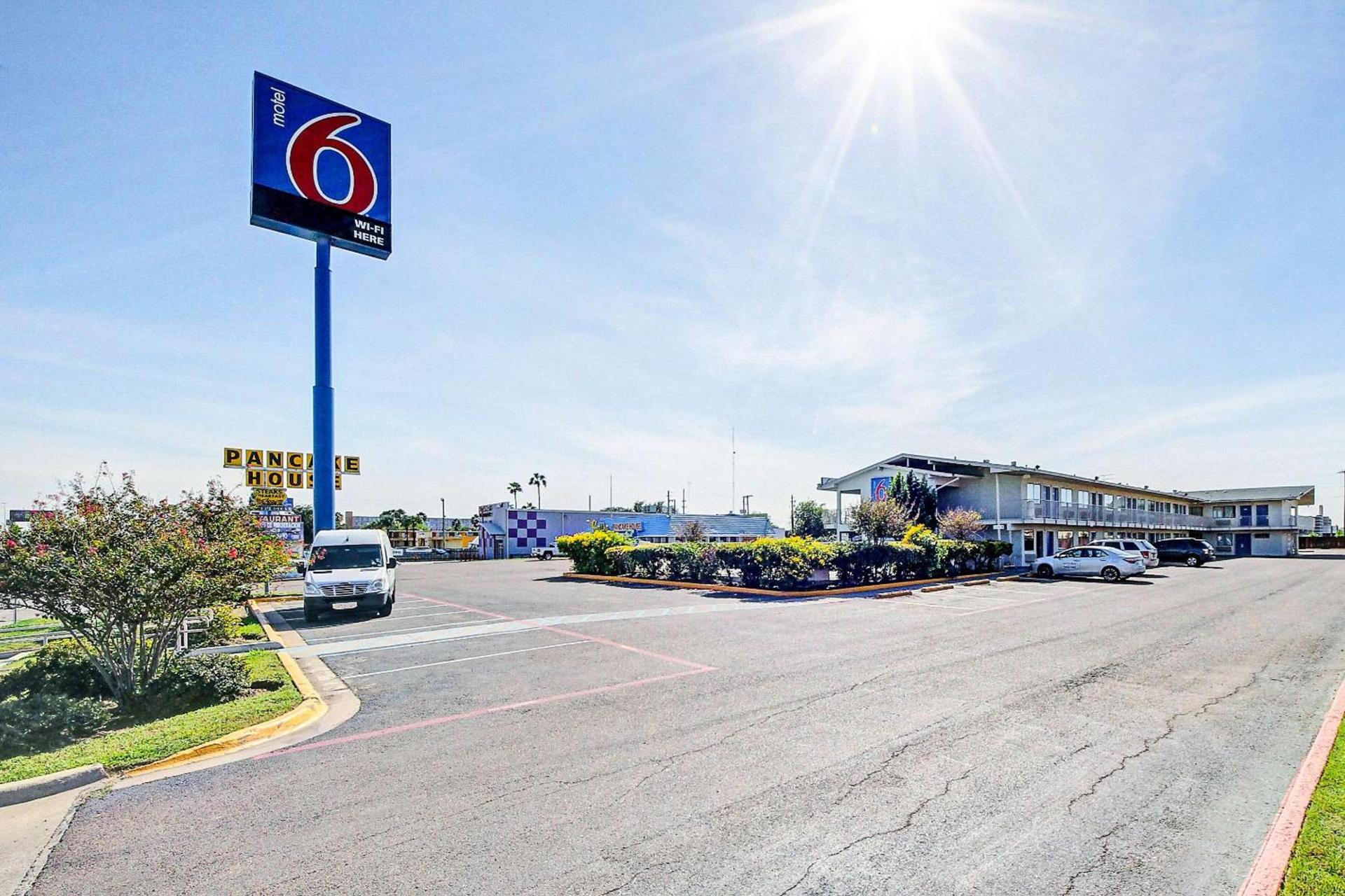 Motel 6-Laredo, TX - South — hotel in Laredo
