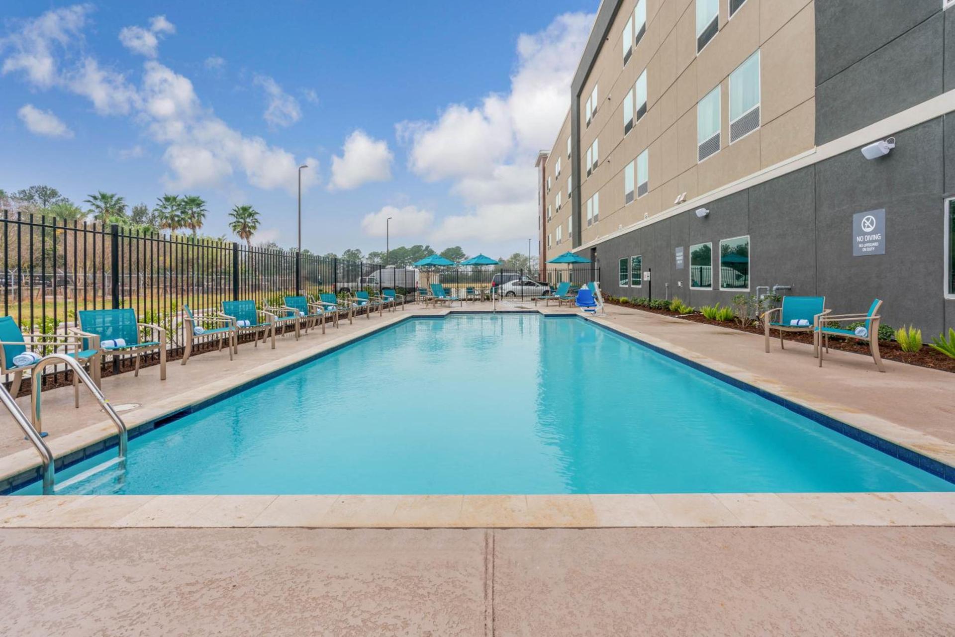 La Quinta Inn and Suites by Wyndham Houston Spring South photo 4