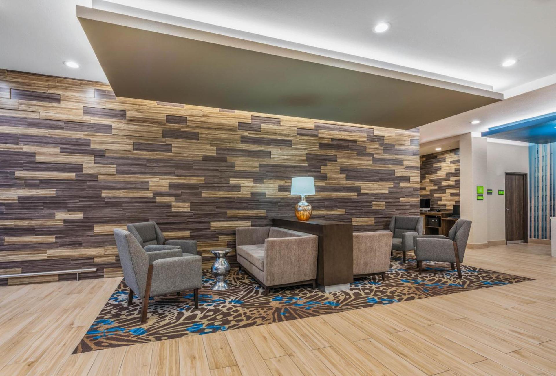 La Quinta Inn and Suites by Wyndham Houston Spring South photo 22