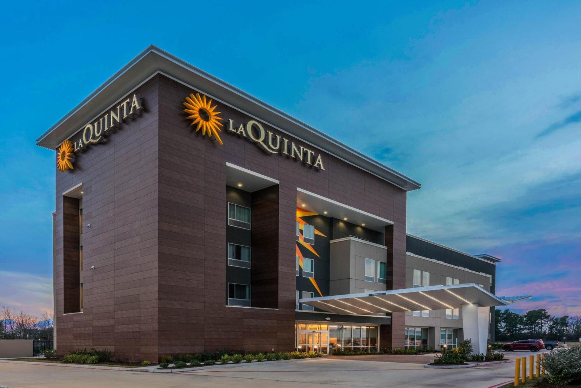 La Quinta Inn and Suites by Wyndham Houston Spring South photo 20