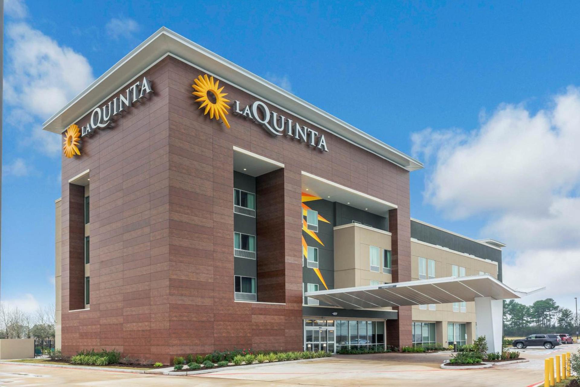 La Quinta Inn and Suites by Wyndham Houston Spring South photo 2