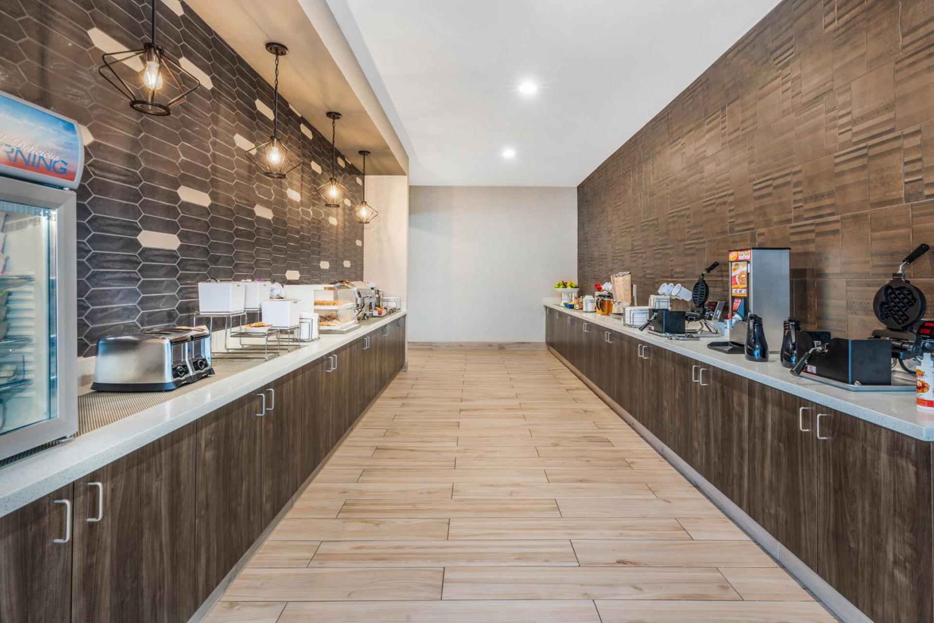 La Quinta Inn and Suites by Wyndham Houston Spring South photo 24