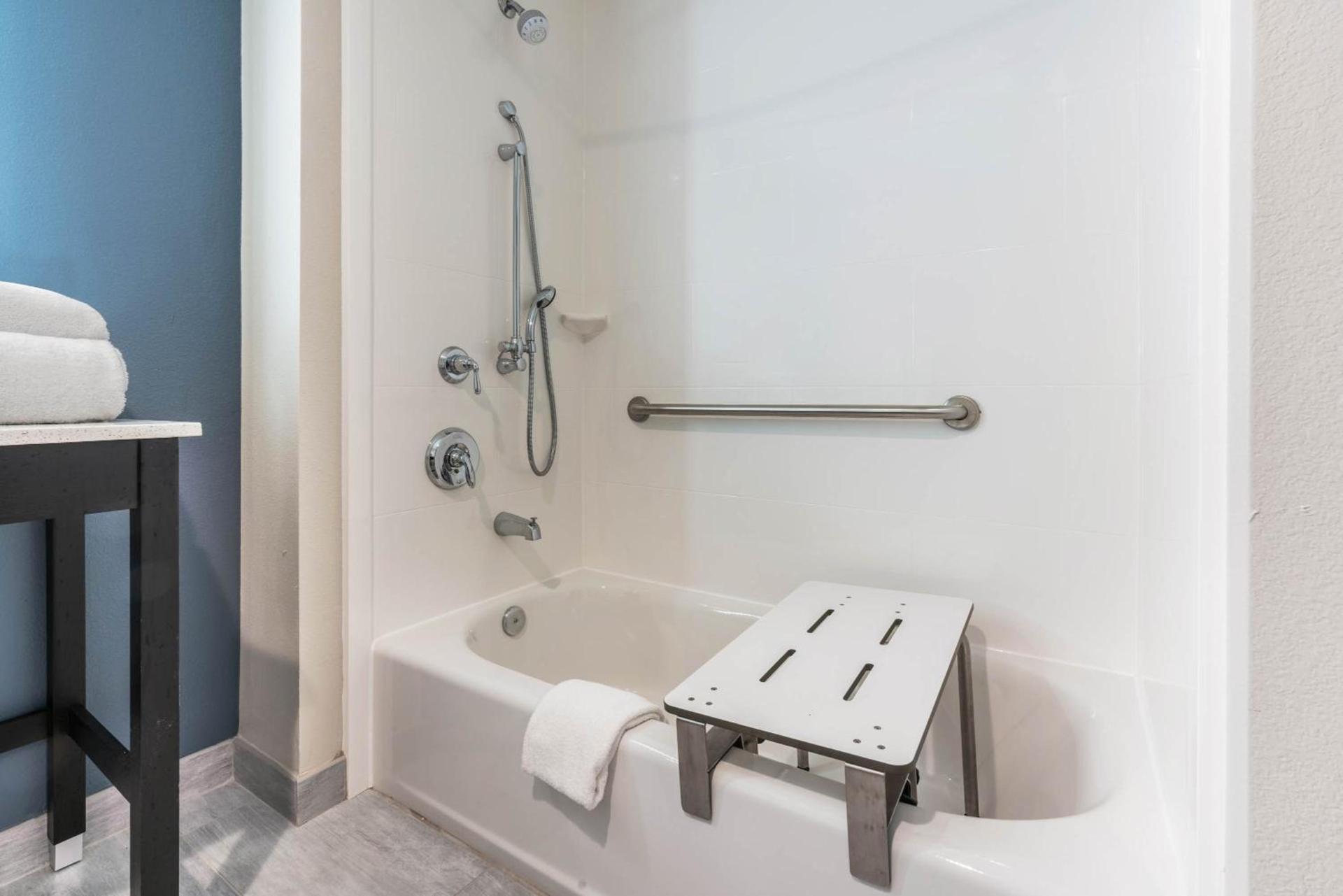 La Quinta Inn and Suites by Wyndham Houston Spring South photo 18