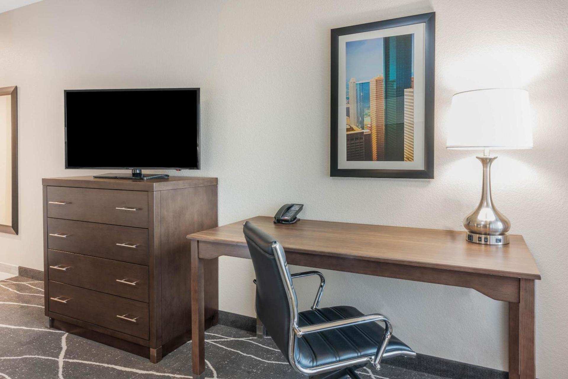 La Quinta Inn and Suites by Wyndham Houston Spring South photo 10