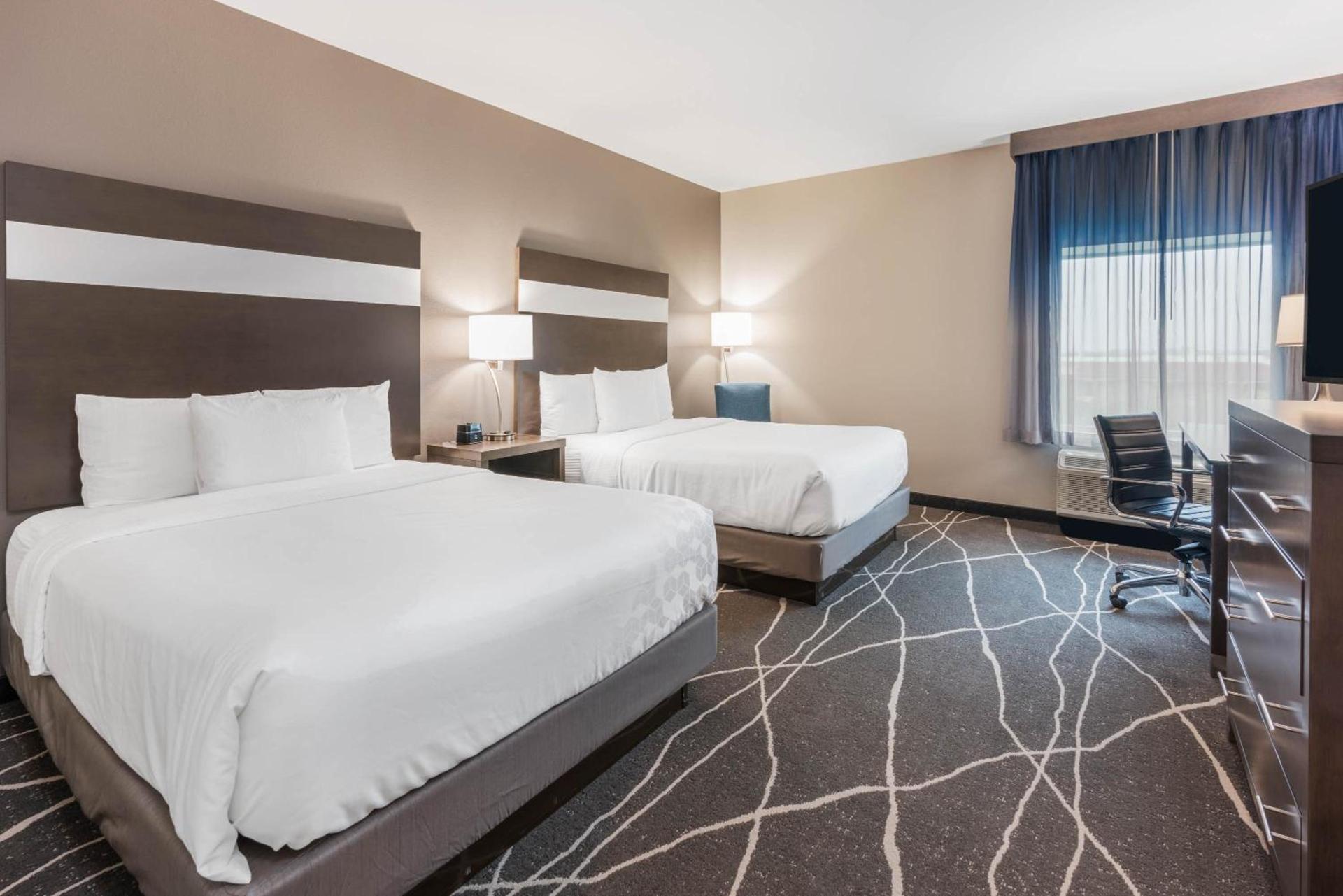 La Quinta Inn and Suites by Wyndham Houston Spring South photo 11
