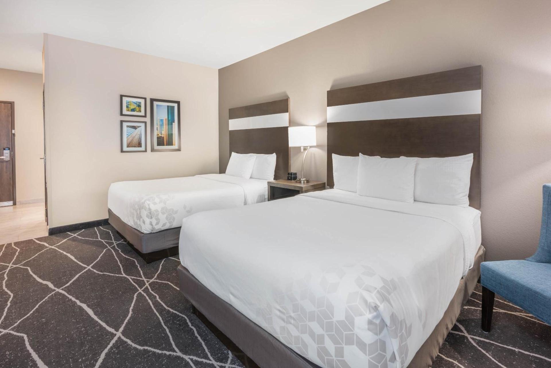 La Quinta Inn and Suites by Wyndham Houston Spring South photo 12
