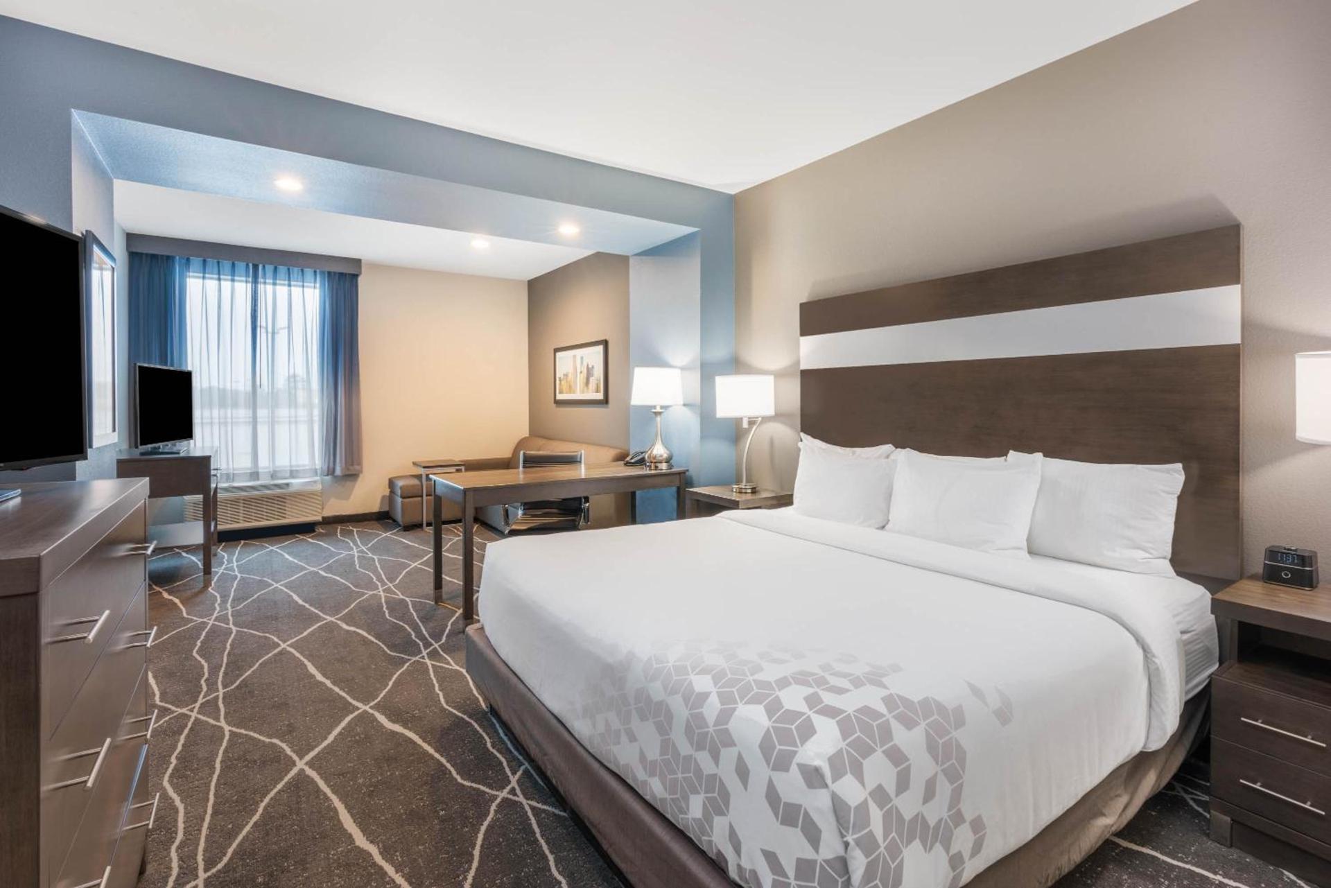 La Quinta Inn and Suites by Wyndham Houston Spring South photo 6