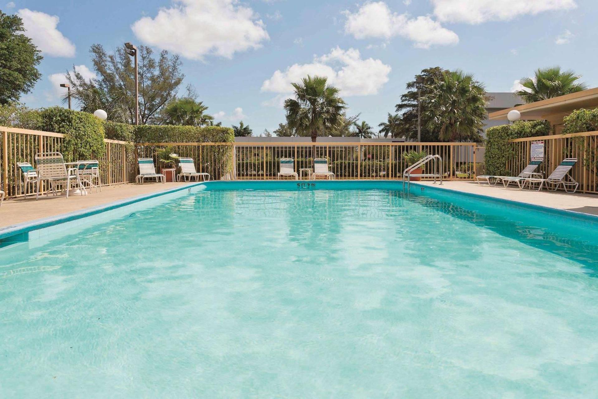 La Quinta Inn by Wyndham West Palm Beach - Florida Turnpike photo 2
