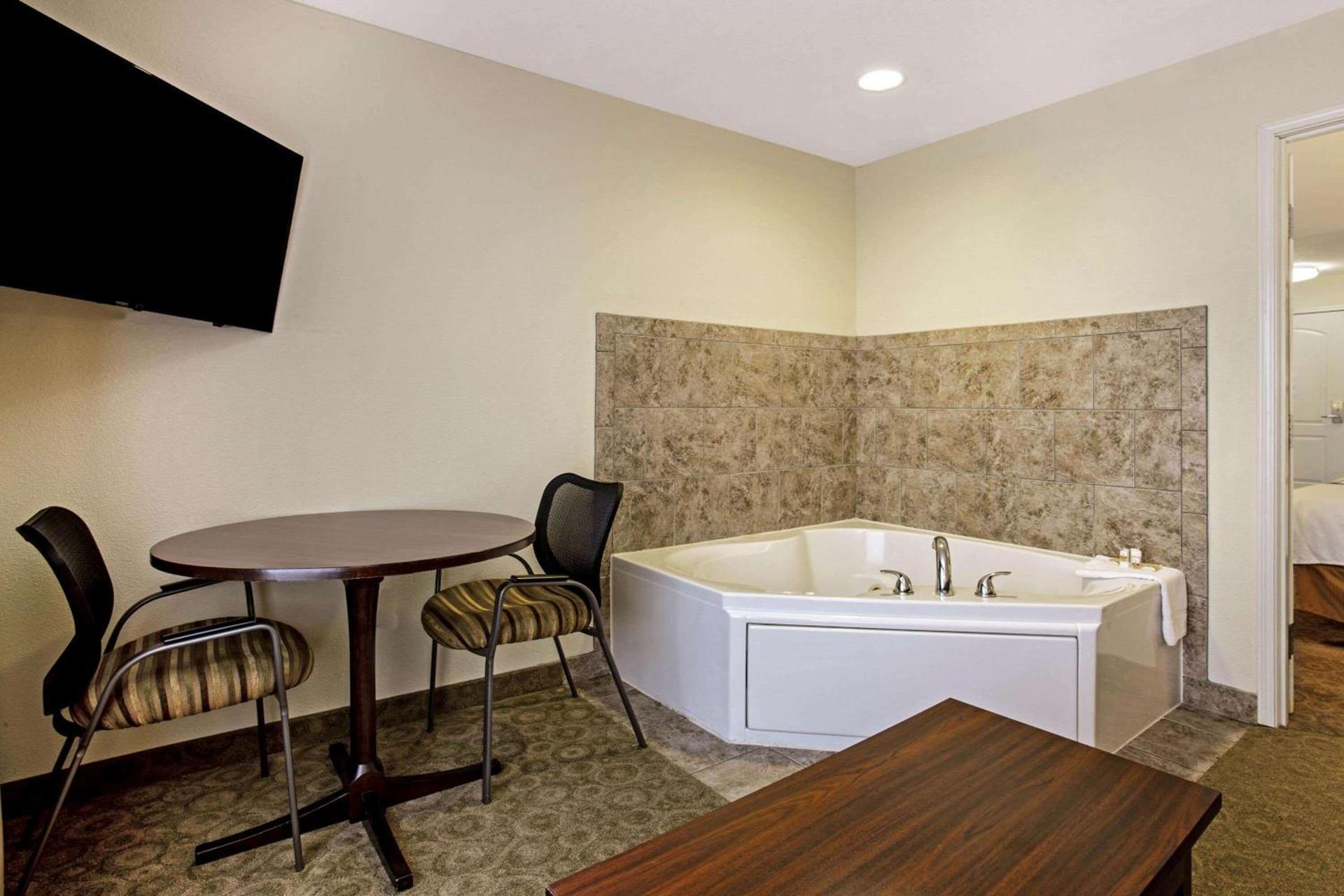 La Quinta by Wyndham Bismarck photo 31