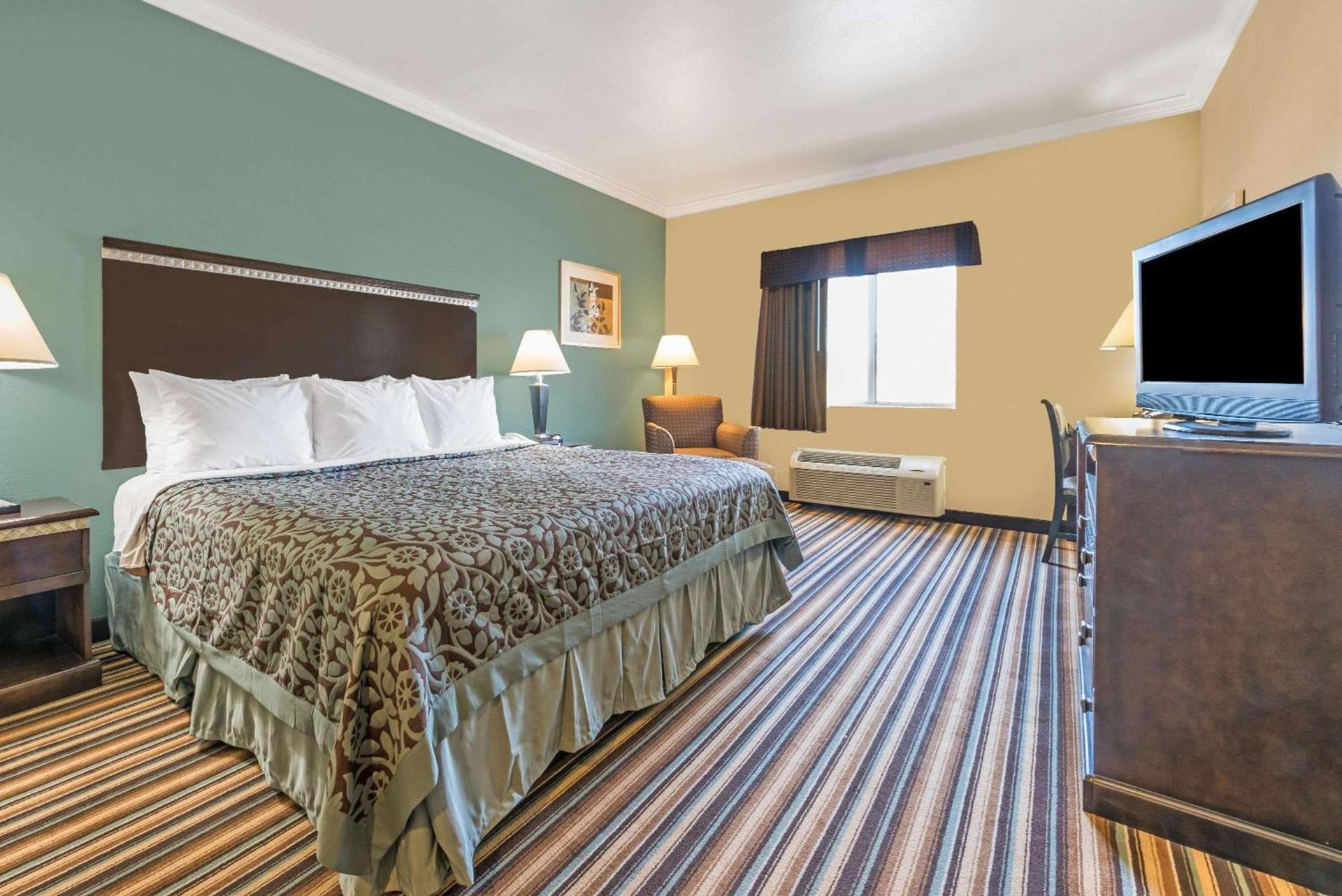 Days Inn by Wyndham Rockdale Texas photo 5