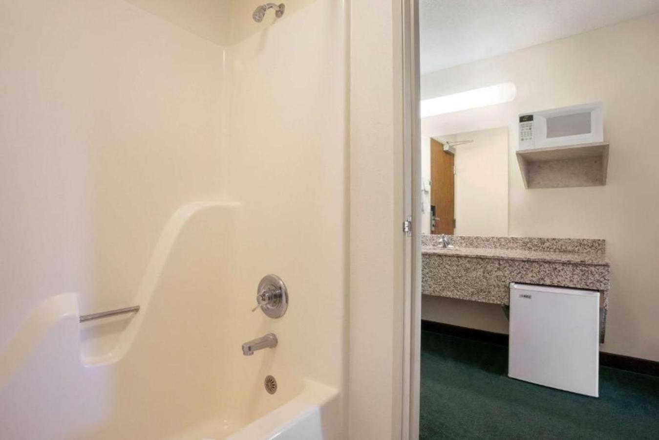 Travelodge by Wyndham Morrill photo 17