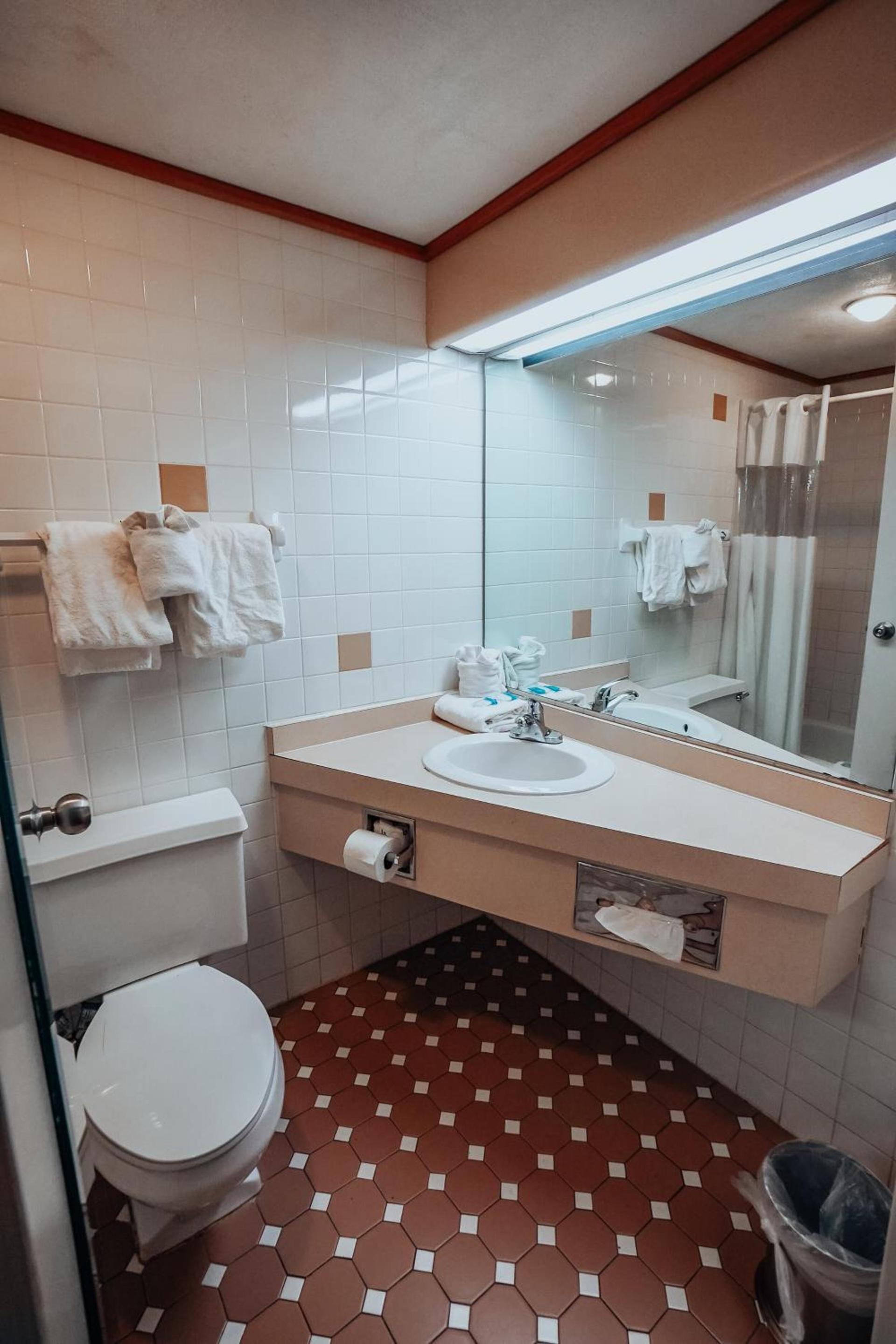 Lamplighter Inn and Suites - North photo 26