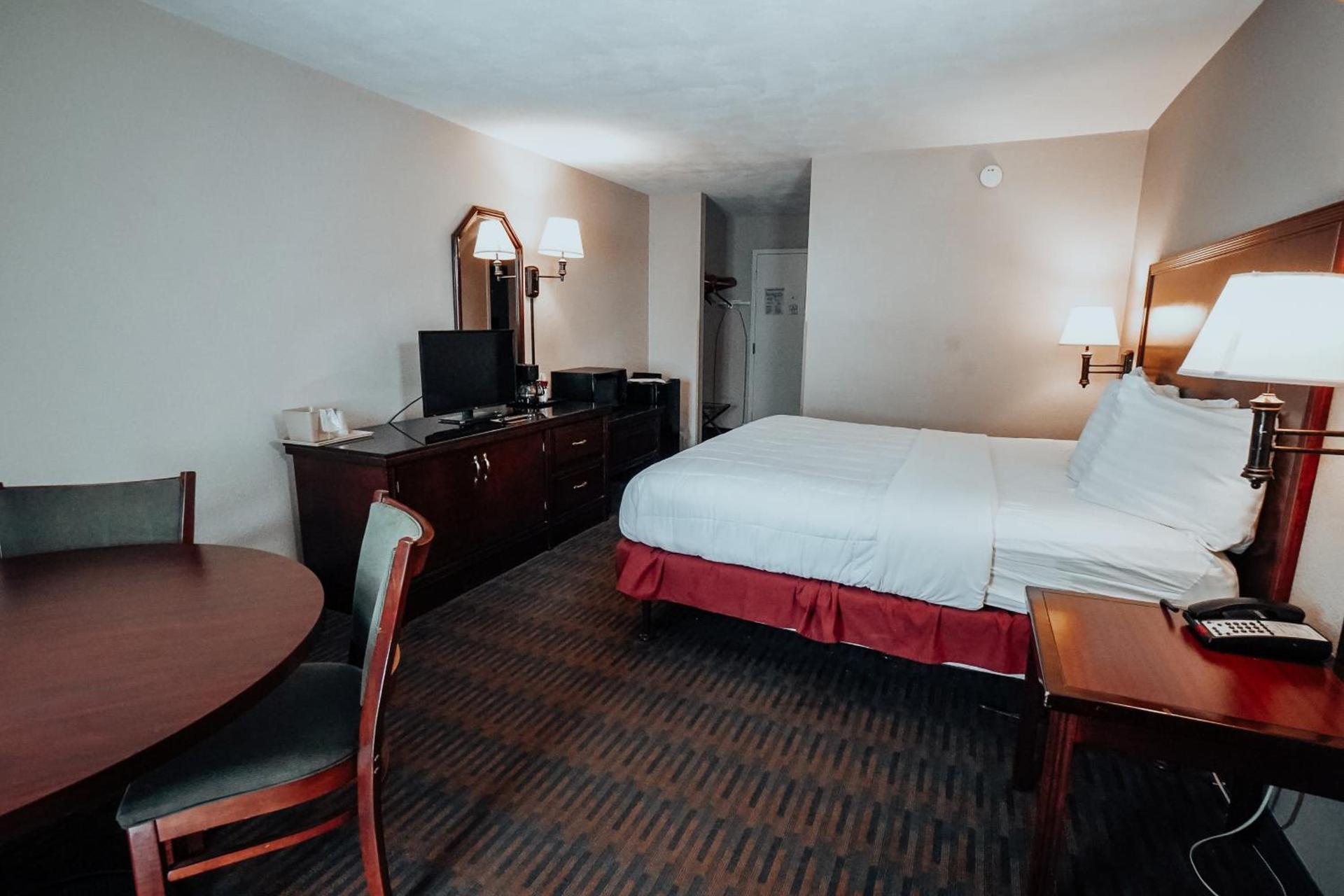 Lamplighter Inn and Suites - North photo 9