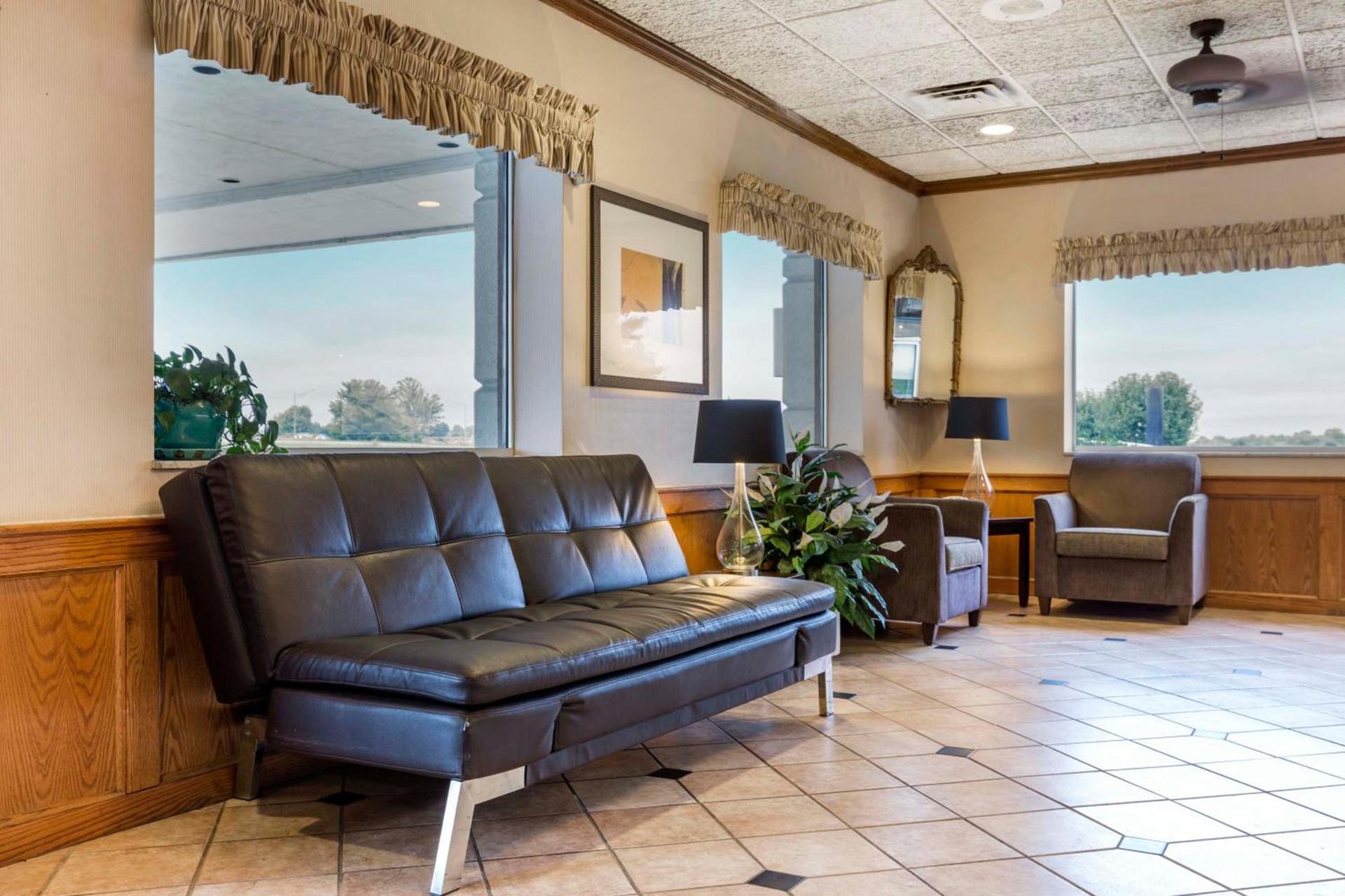 Lamplighter Inn and Suites - North photo 14