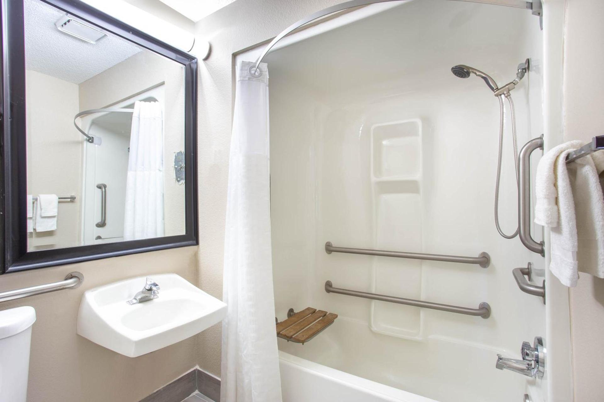 Baymont by Wyndham Joliet photo 38