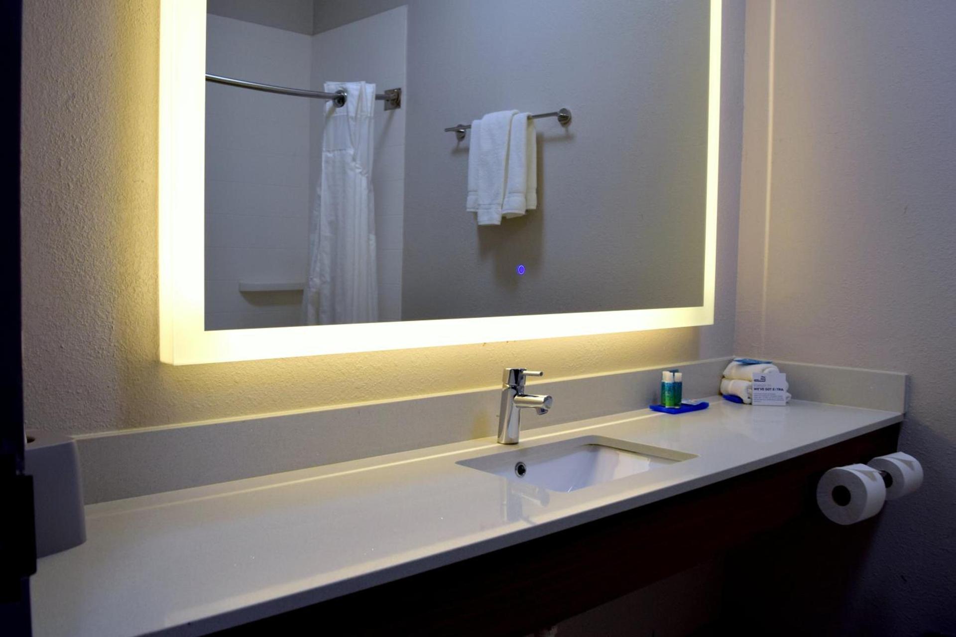 Holiday Inn Express & Suites Batesville by IHG photo 26