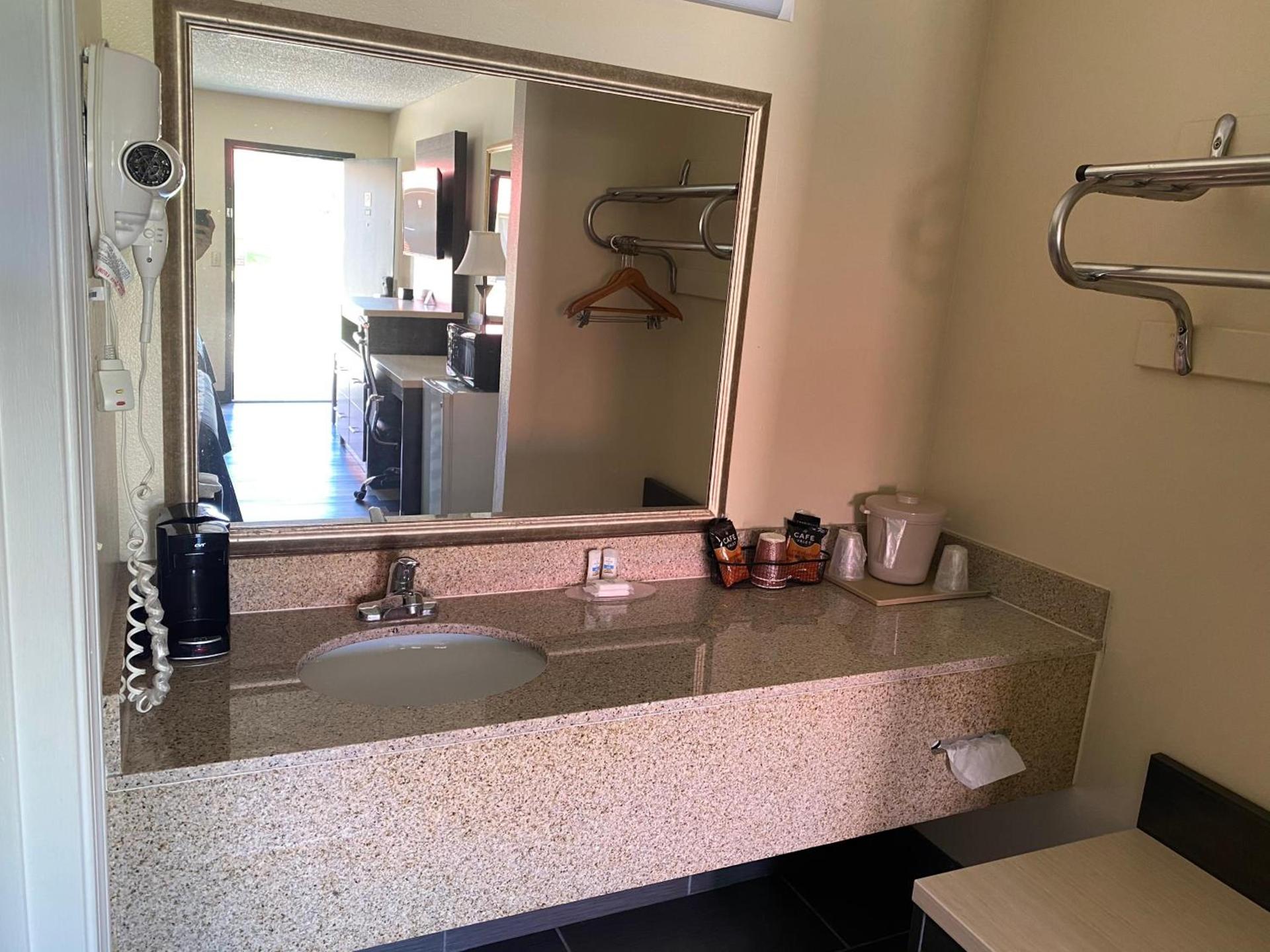 Regency 7 Motel photo 6