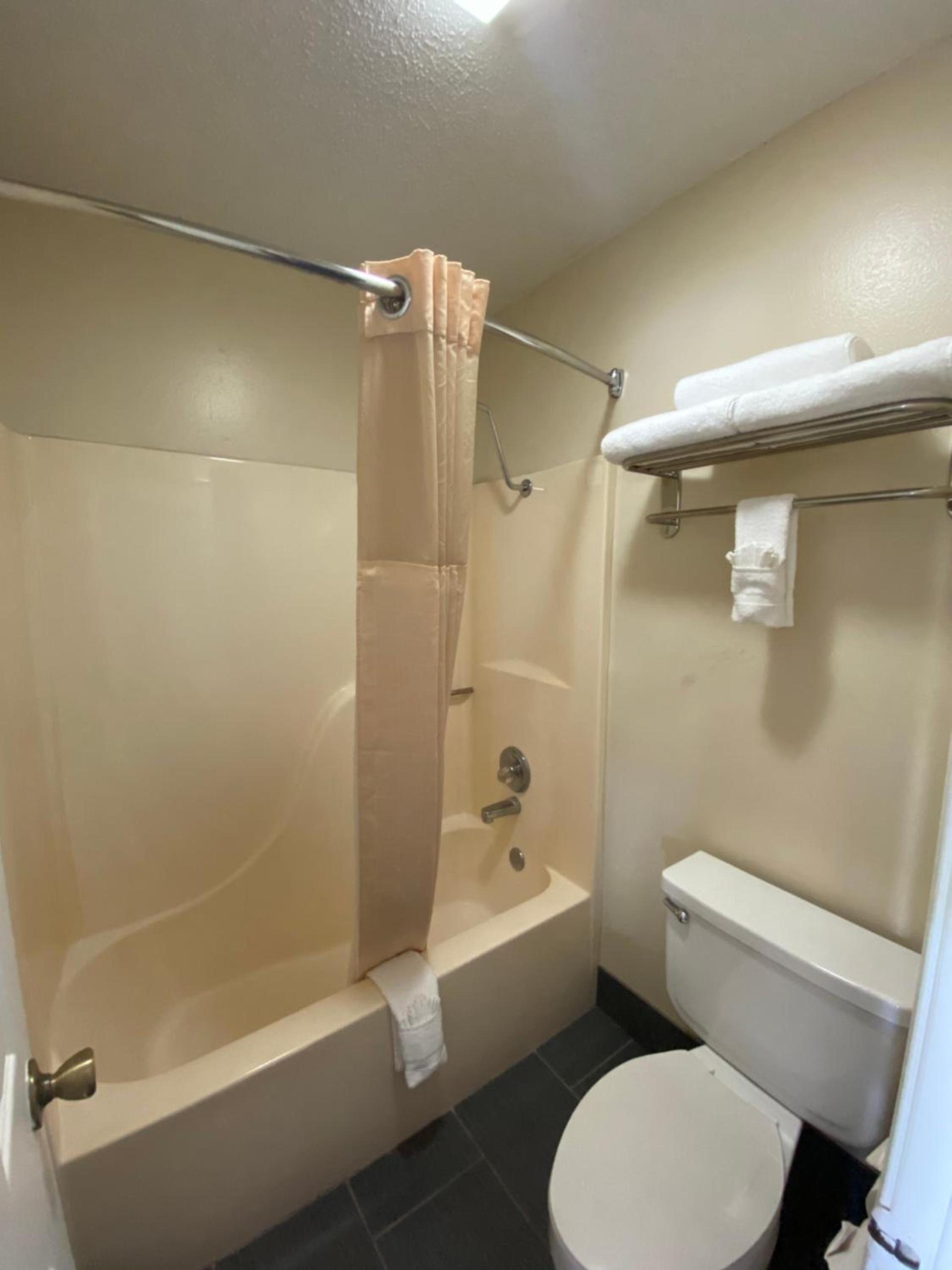 Regency 7 Motel photo 40