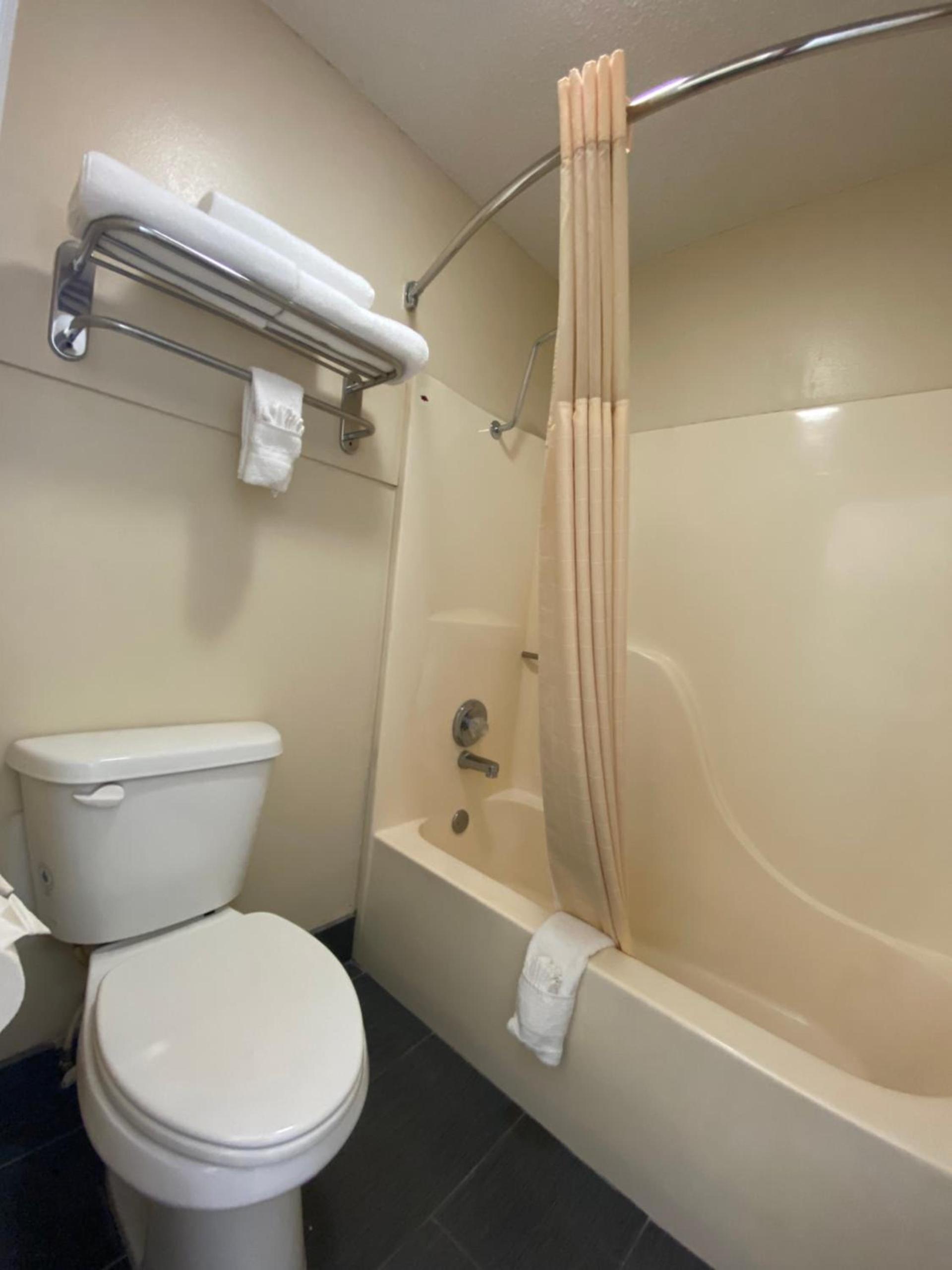 Regency 7 Motel photo 11