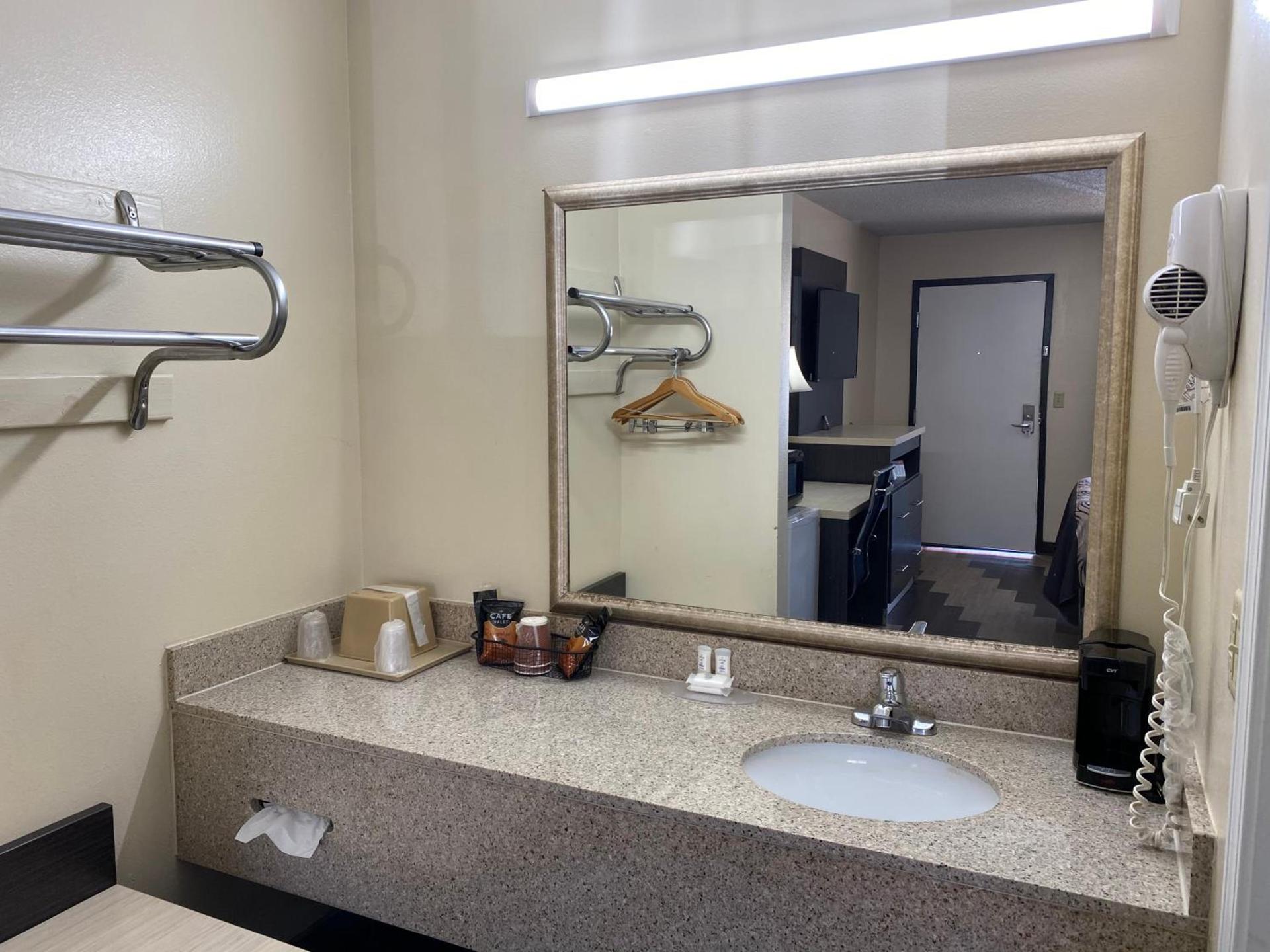 Regency 7 Motel photo 12