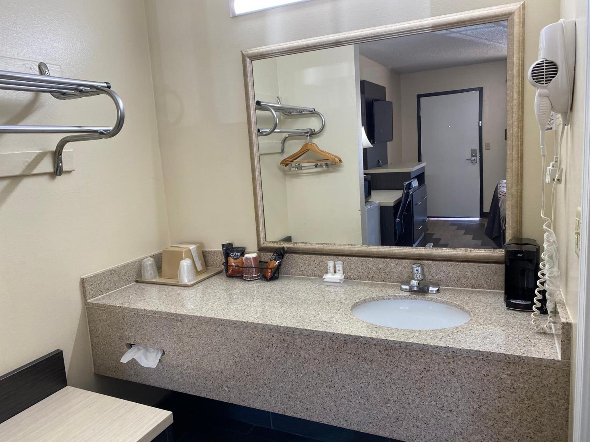 Regency 7 Motel photo 10