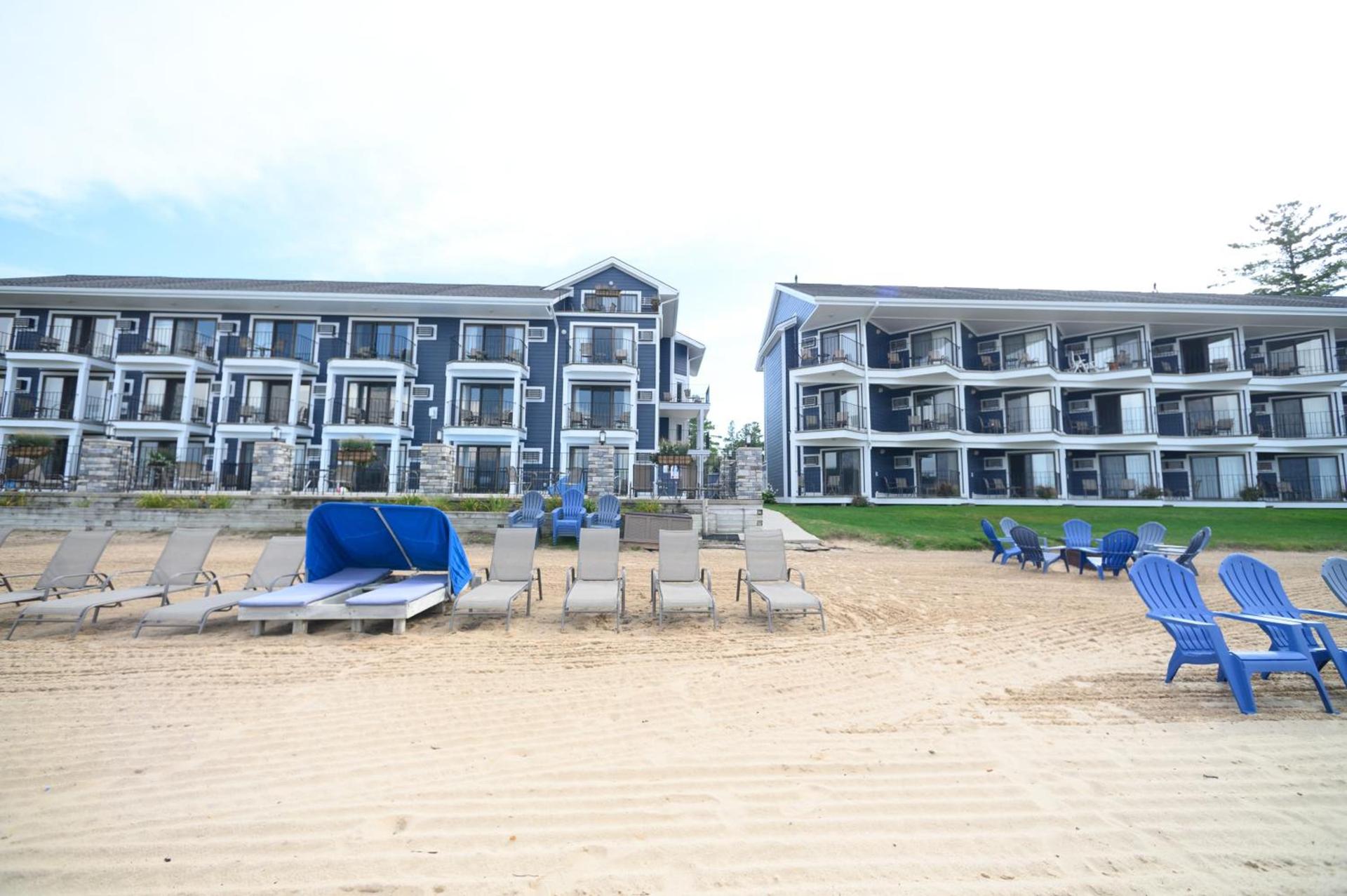 Pointes North Beachfront Hotel - 2 Person Spa Tub Studios — hotel in Traverse City
