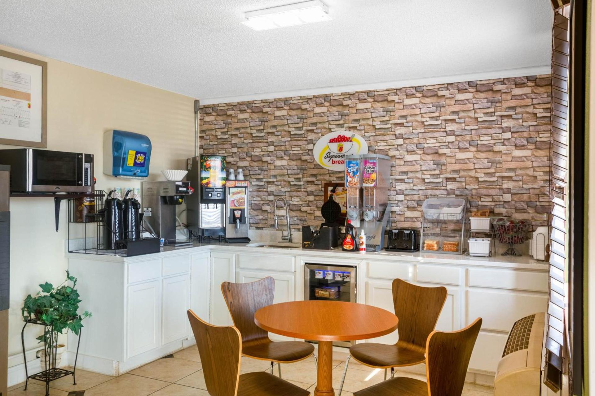 Super 8 by Wyndham El Dorado photo 25