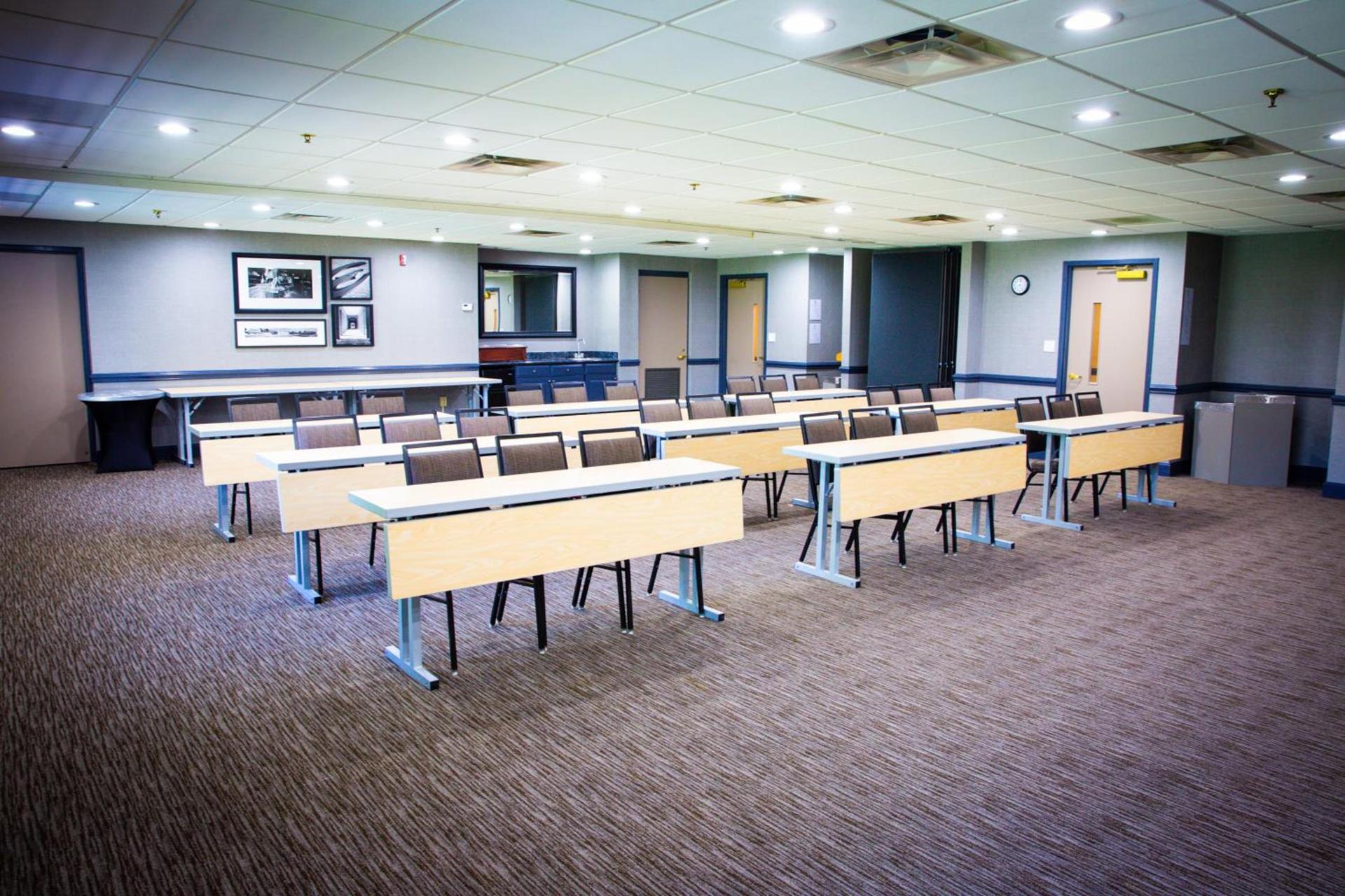 Country Inn & Suites by Radisson, Burlington Elon , NC photo 18