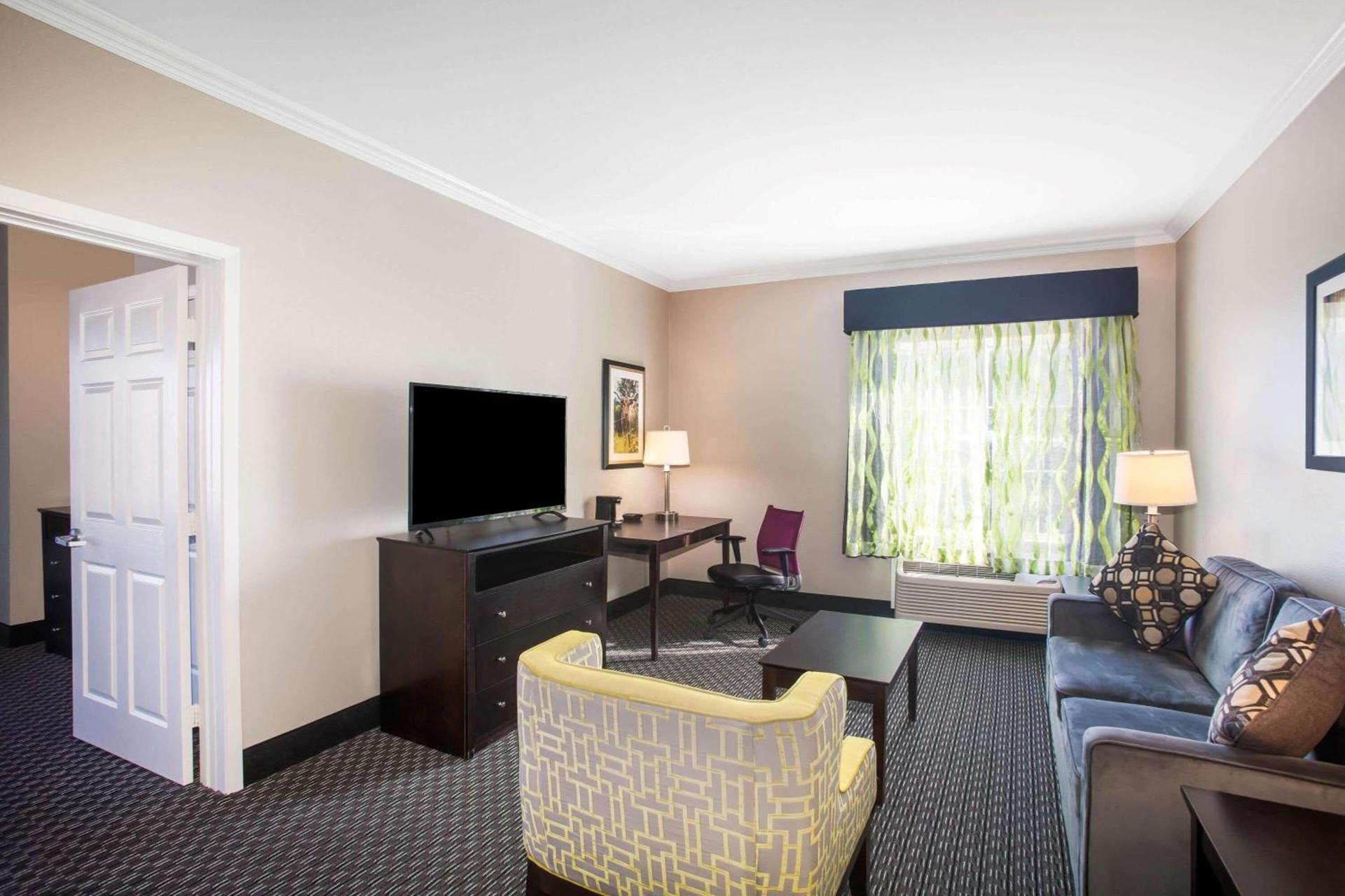 La Quinta by Wyndham Columbus TX photo 12