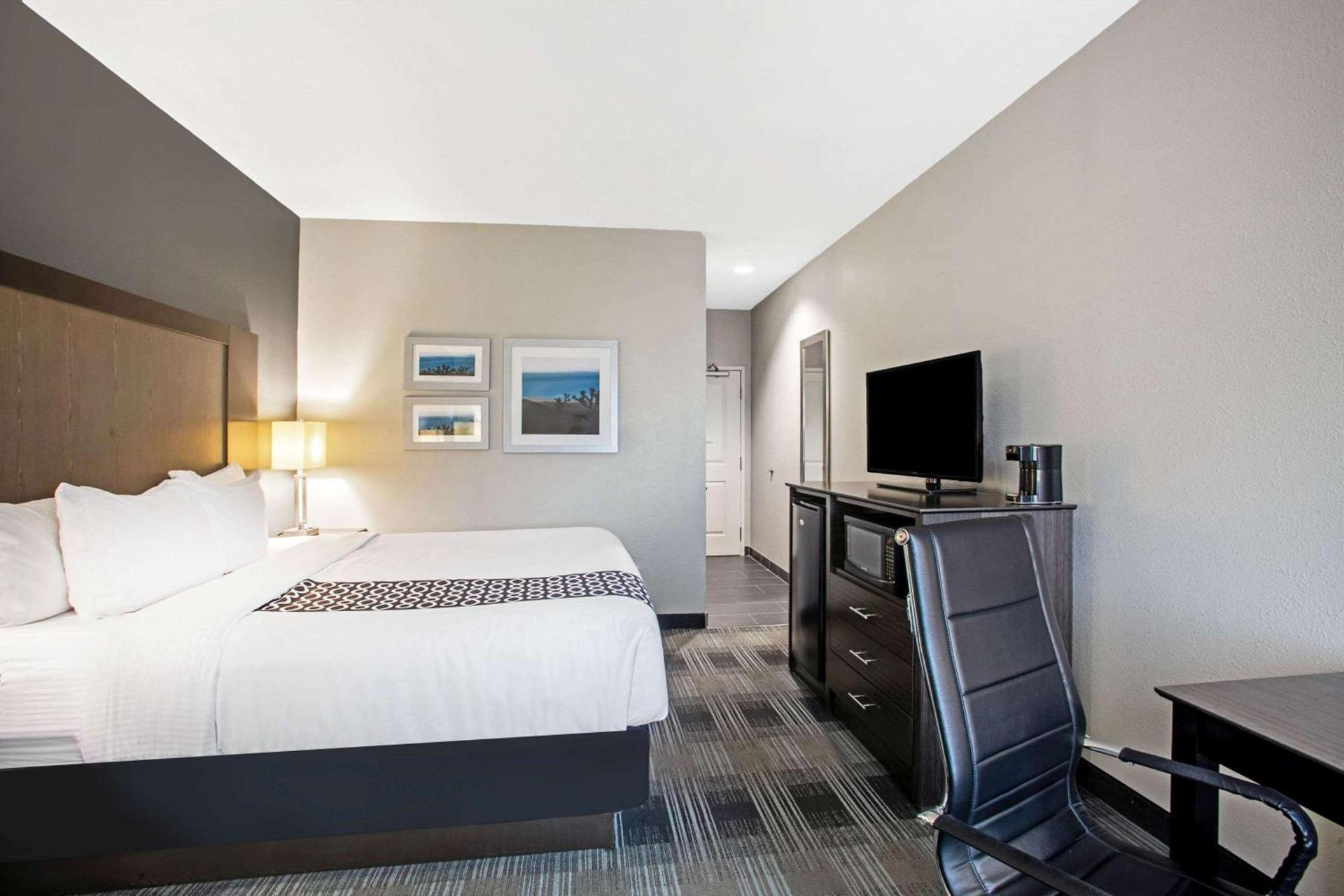 La Quinta by Wyndham Victoria - South photo 26