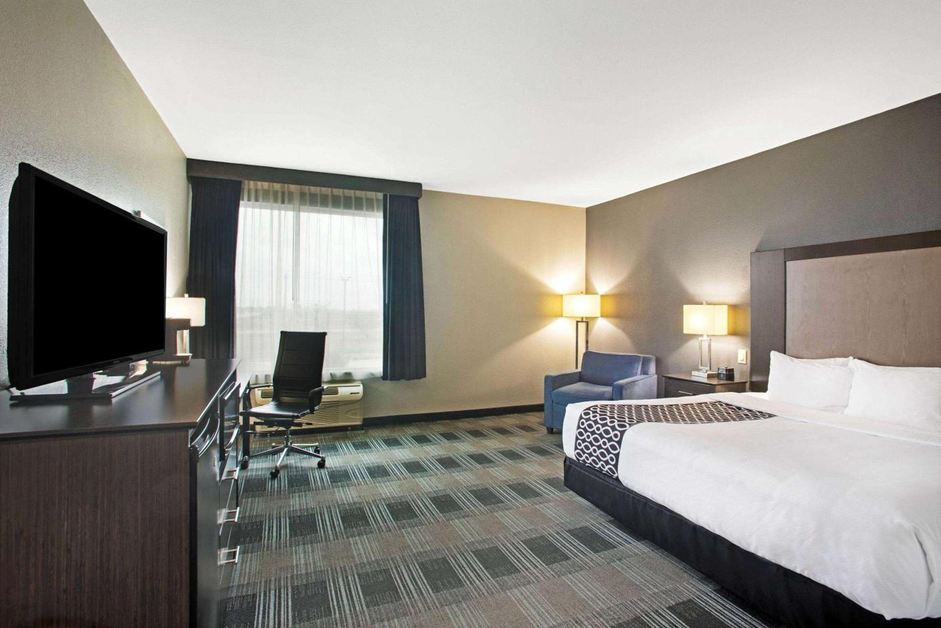 La Quinta by Wyndham Victoria - South photo 33