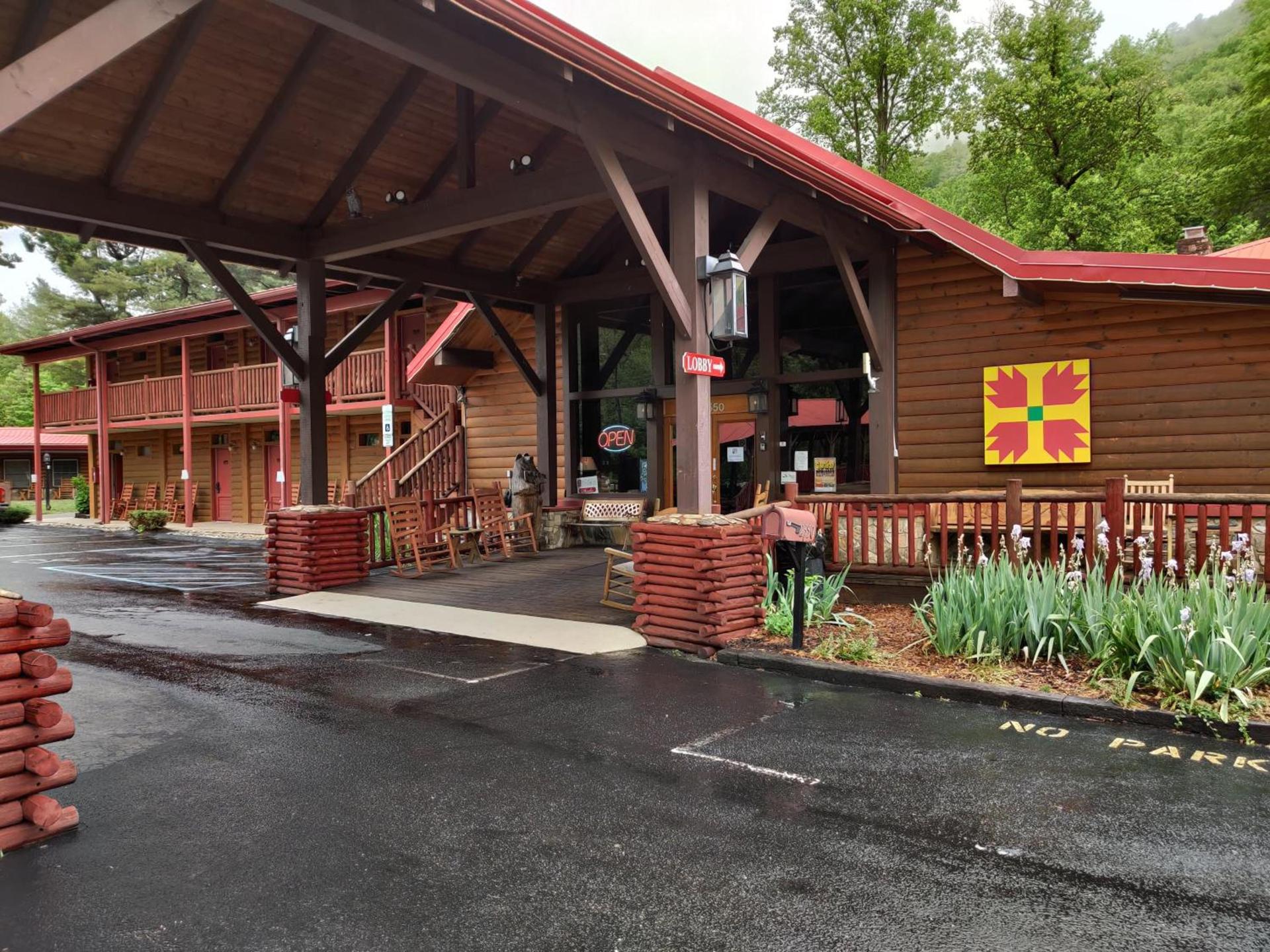 Smoky Falls Lodge — hotel in Maggie Valley