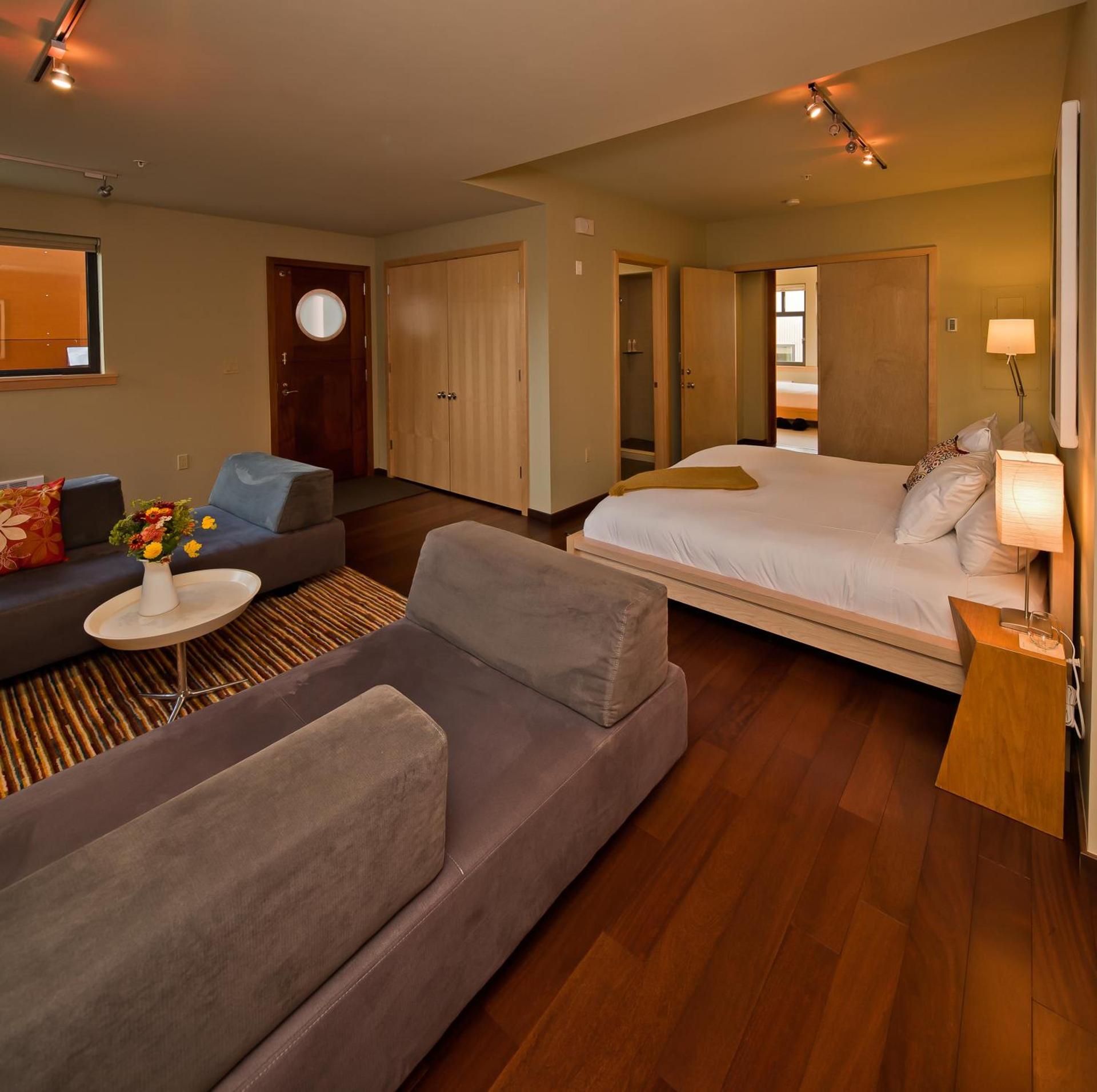 Island Inn at 123 West photo 23