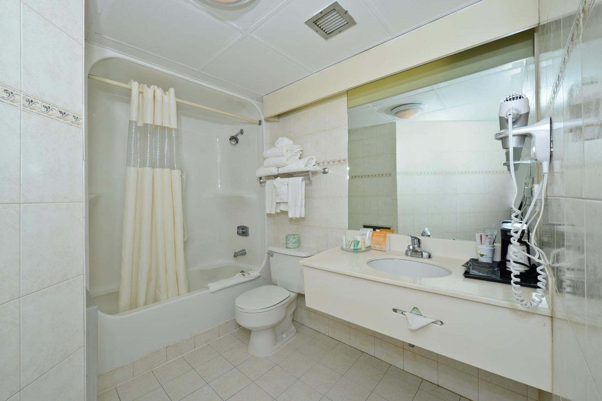 Howard Johnson by Wyndham Newark Airport photo 15