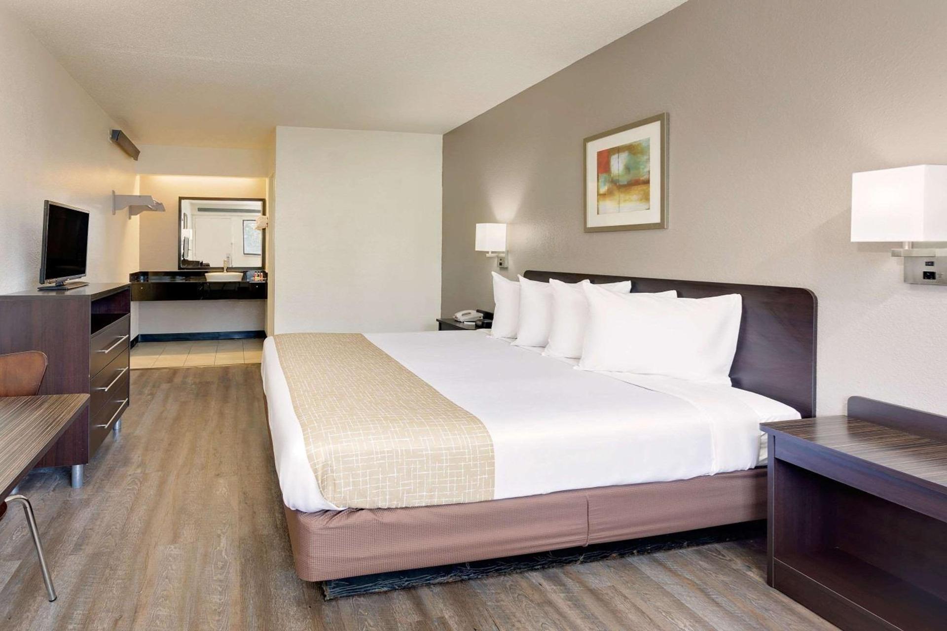 Travelodge by Wyndham College Park photo 14