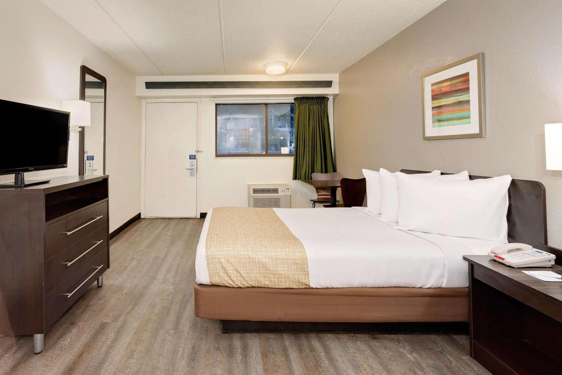Travelodge by Wyndham College Park photo 16