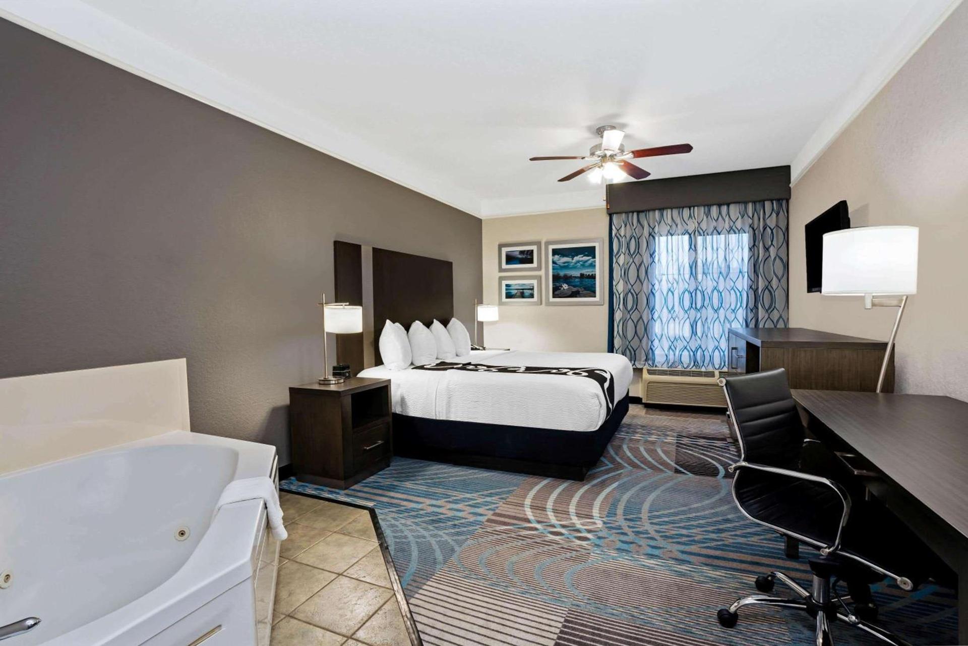 La Quinta by Wyndham Conroe photo 16